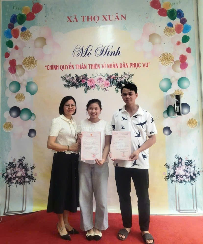 Trung tâm Phục vụ Hành chính công xã Thọ Xuân: Trao thư chúc mừng và Giấy chứng nhận kết hôn, lan tỏa hình ảnh mô hình “Chính quyền thân thiện, vì Nhân dân phục vụ” 
