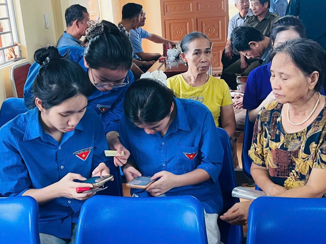 ĐOÀN THANH NIÊN XÃ THỌ XUÂN PHÁT HUY VAI TRÒ NÒNG CỐT, XUNG KÍCH TRONG XỬ LÝ 100 NGÀY ĐIỂM NGHẼN CHUYỂN ĐỔI SỐ