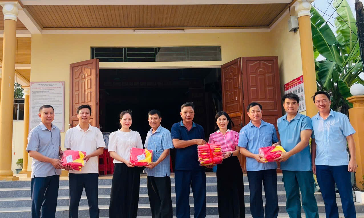BAN THƯỜNG TRỰC ỦY BAN MTTQ VIỆT NAM XÃ THỌ XUÂN PHỐI HỢP VỚI HỘI DOANH NGHIỆP THỌ XUÂN TRAO CỜ CHO 03 ĐƠN VỊ THỰC HIỆN ĐIỂM MÔ HÌNH “KHU DÂN CƯ SÁNG, XANH, SẠCH, ĐẸP, AN TOÀN”