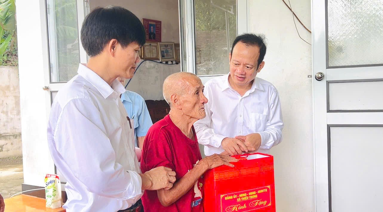 Đồng chí Đỗ Thế Bằng, Bí thư Đảng ủy xã Thiệu Trung thăm, tặng quà các gia đình chính sách