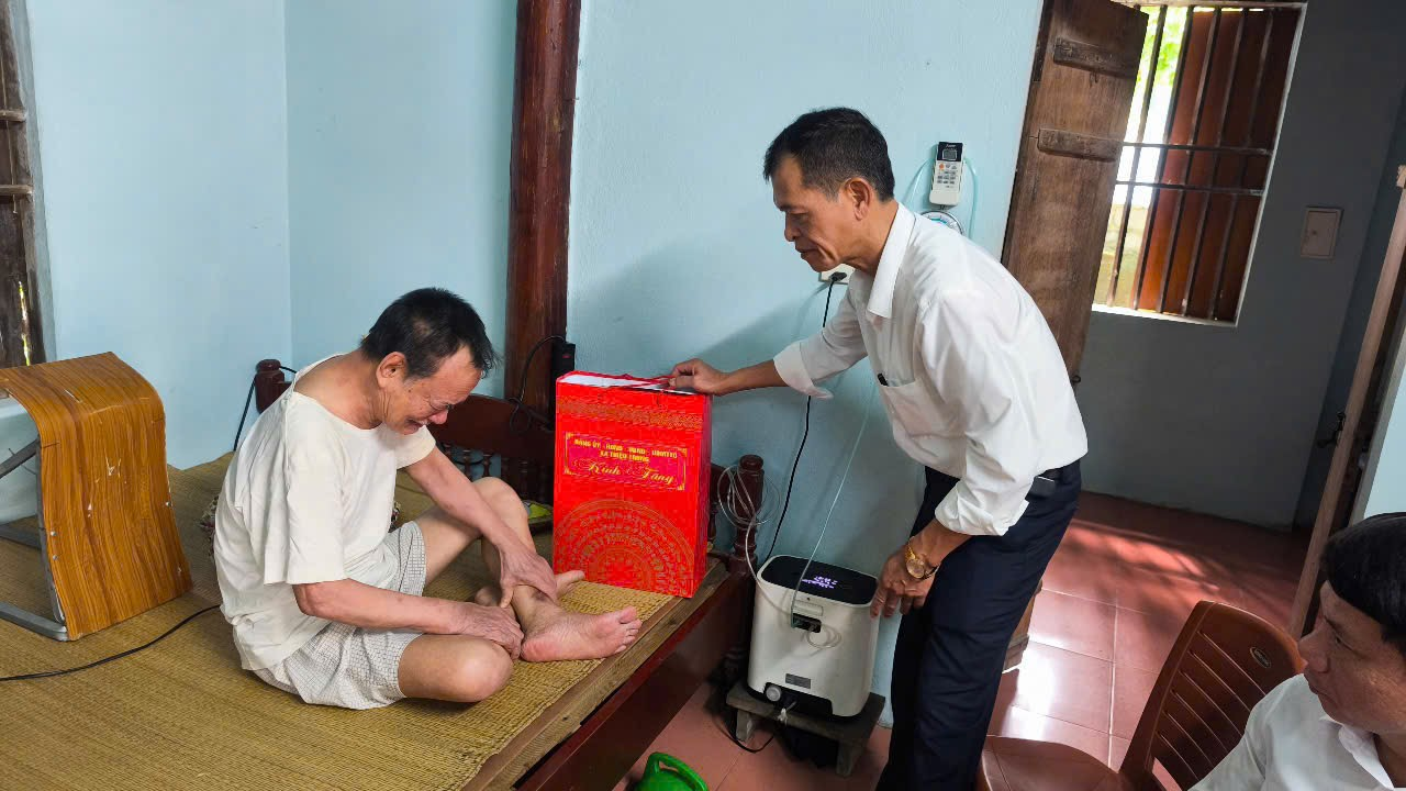 Các đồng chí Lãnh đạo xã Thiệu Trung thăm hỏi, tri ân những Người hùng thầm lặng