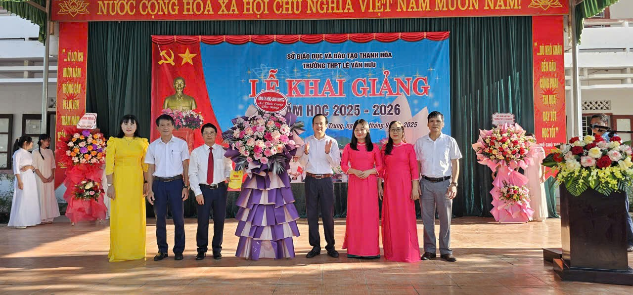 Bí Thư Đảng uỷ-Chủ Tịch HĐND xã dự khai giảng tại Trường THPT Lê Văn Hưu.