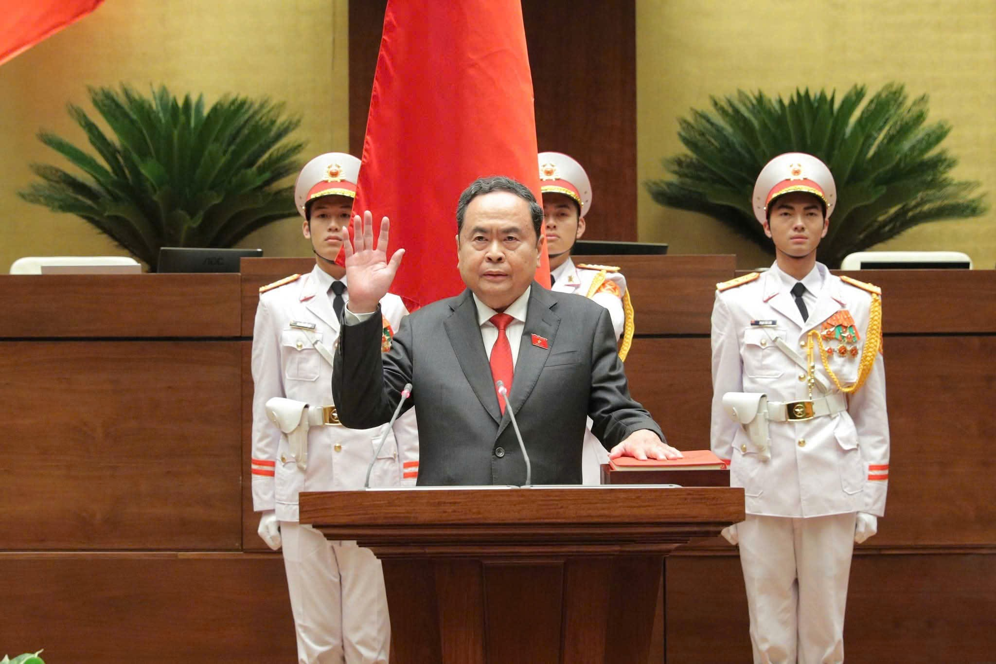 Chủ tịch Quốc hội Trần Thanh Mẫn thực hiện nghi thức tuyên thệ trước Quốc hội và đồng bào cử tri cả nước