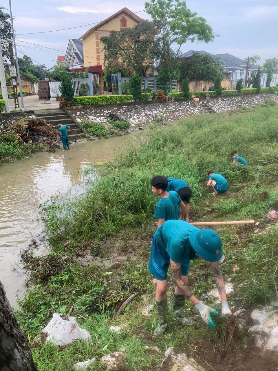 DÂN QUÂN XÃ THIỆU TRUNG RA QUÂN CHỈNH TRANG MÔI TRƯỜNG, CHỦ ĐỘNG PHÒNG CHỐNG THIÊN TAI VÀ PHỤC VỤ LỄ HỘI ĐỀN THỜ LÊ VĂN HƯU NĂM 2026