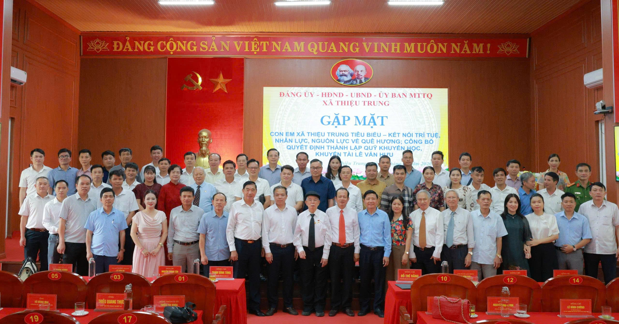 THIỆU TRUNG KẾT NỐI TRÍ TUỆ, NHÂN LỰC, NGUỒN LỰC XÂY DỰNG QUÊ HƯƠNG  Công bố Quyết định thành lập Quỹ Khuyến học, khuyến tài Lê Văn Hưu