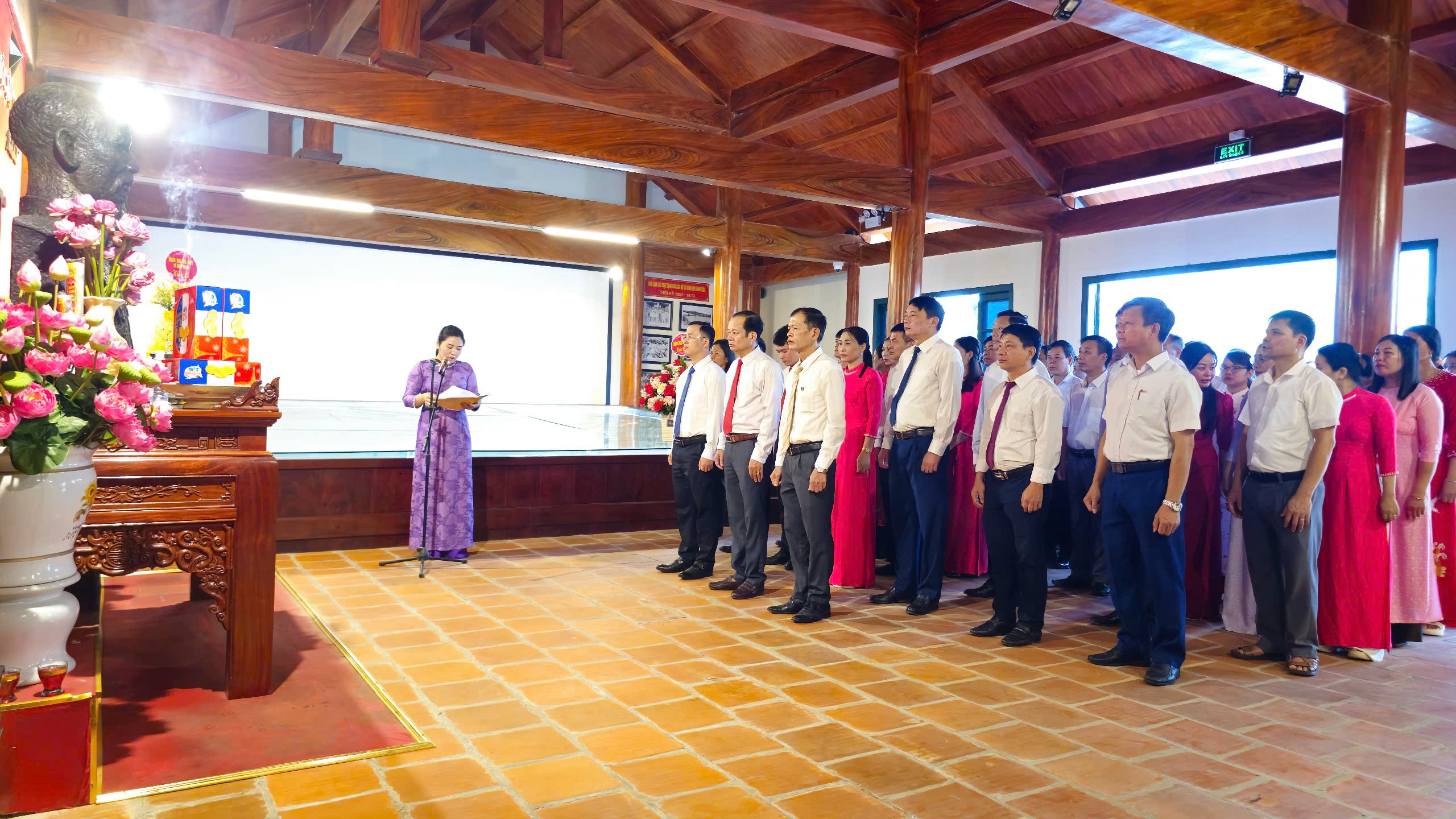 ĐẢNG ỦY, HĐND, UBND, ỦY BAN MTTQ VIỆT NAM XÃ THIỆU TRUNG DÂNG HOA, DÂNG HƯƠNG KỶ NIỆM 136 NĂM NGÀY SINH CHỦ TỊCH HỒ CHÍ MINH