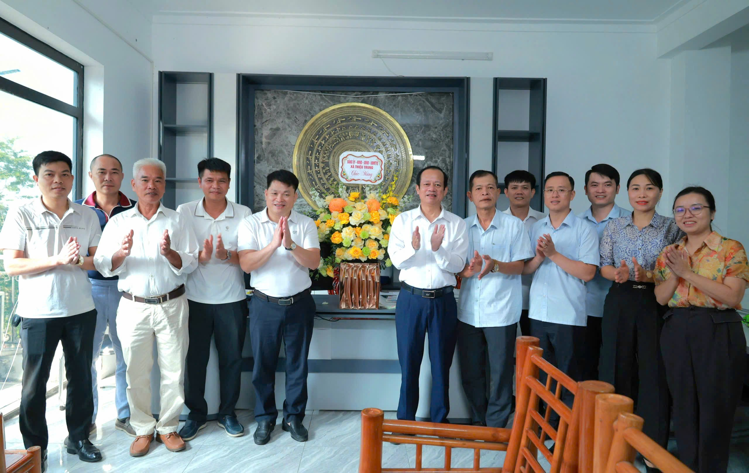  LÃNH ĐẠO XÃ THIỆU TRUNG THĂM, TẶNG HOA CHÚC MỪNG CÁC DOANH NGHIỆP NHÂN NGÀY DOANH NHÂN VIỆT NAM 13/10