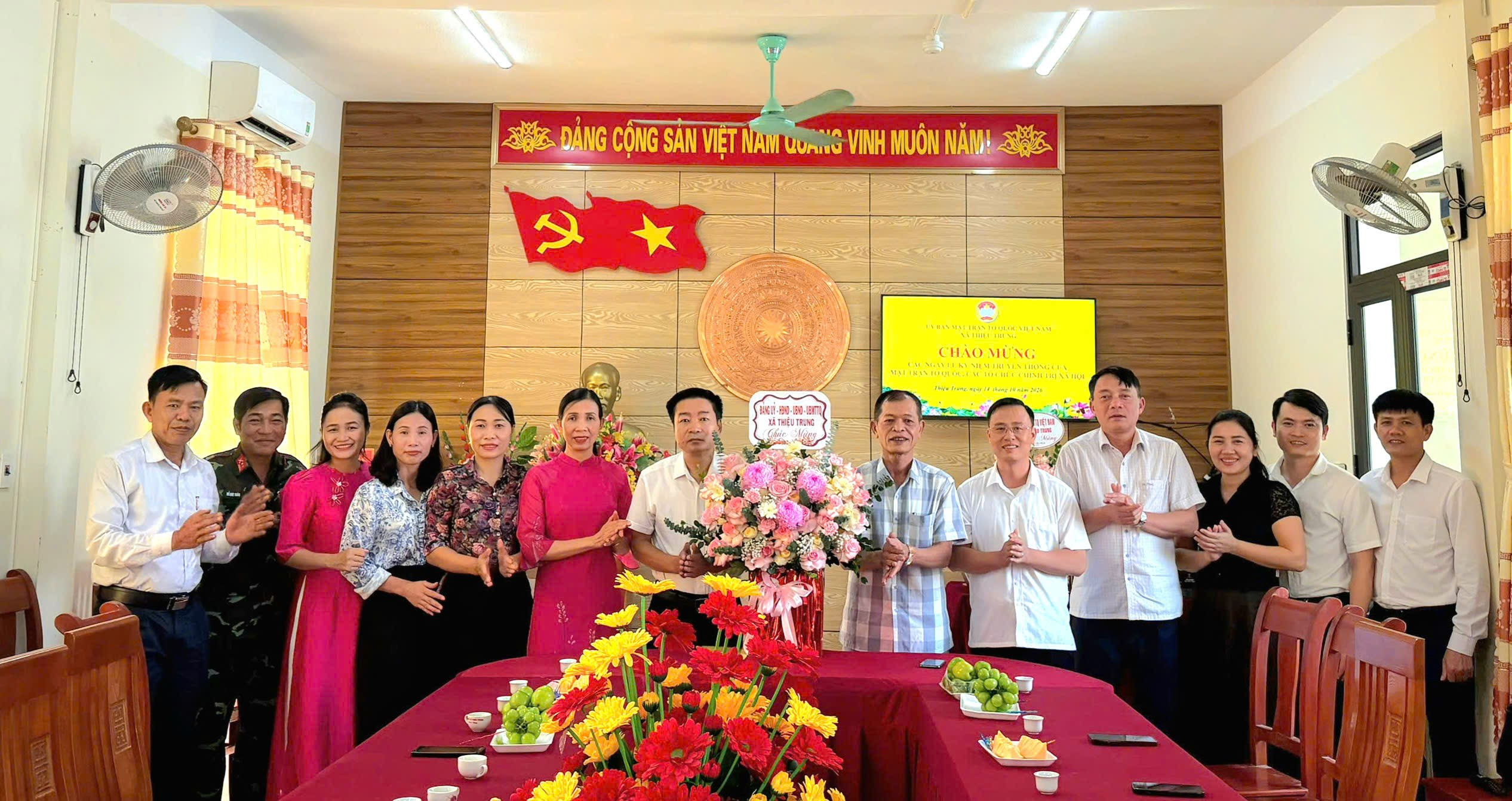 Đoàn công tác xã Thiệu Trung thăm, chúc mừng Hội Nông dân nhân kỷ niệm 96 năm Ngày thành lập Hội Nông dân Việt Nam