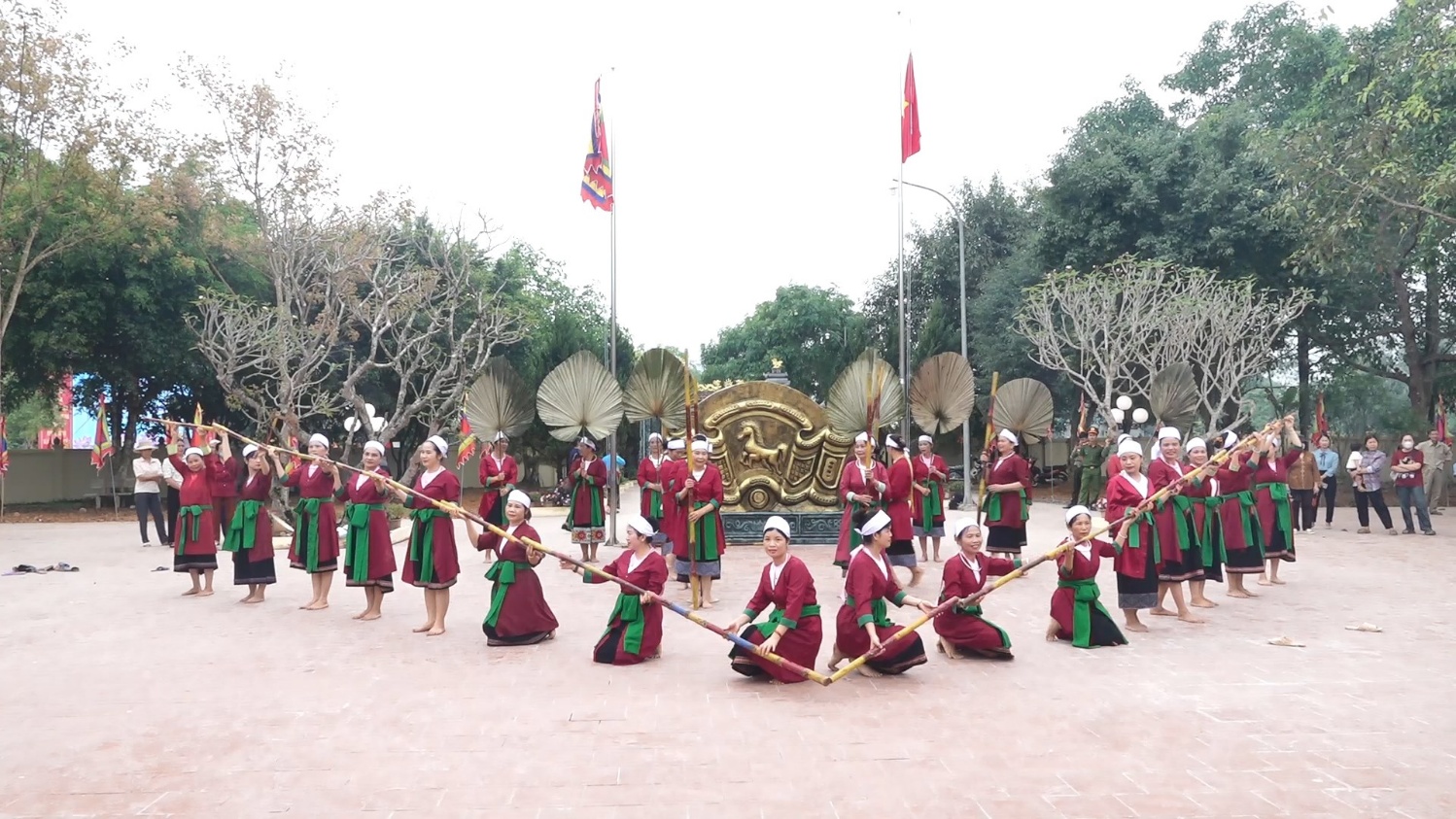 C:\Users\admin\Desktop\ANH DANG TRANG TTDT\Dinh thi ruoc kieu sang 24- thiện- du.mp4_snapshot_00.59.33_[2024.12.20_10.46.56].jpg