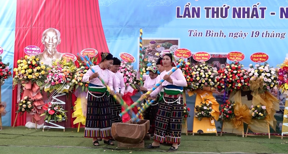 C:\Users\admin\Desktop\Khai truong van hoa du lich tan binh.mp4.00_10_23_18.Still002.jpg