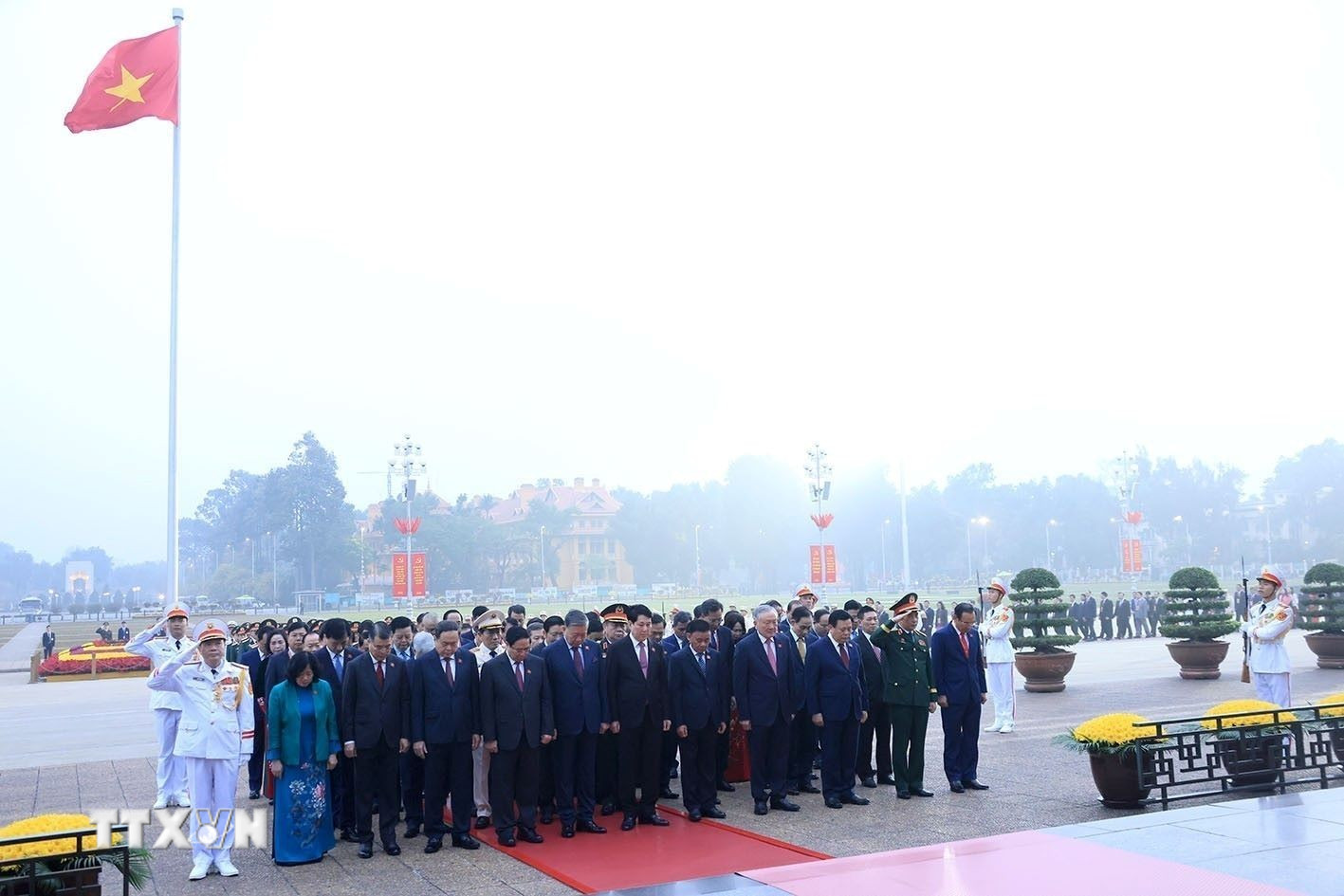 C:\Users\admin\Desktop\dai-bieu-du-dai-hoi-xiv-cua-dang-vao-lang-vieng-chu-tich-ho-chi-minh-1901-1.jpg