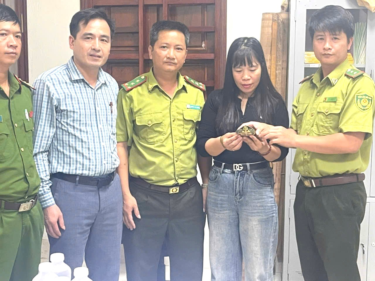 Như Xuân tiếp nhận, thả cá thể rùa cổ sọc về môi trường tự nhiên 