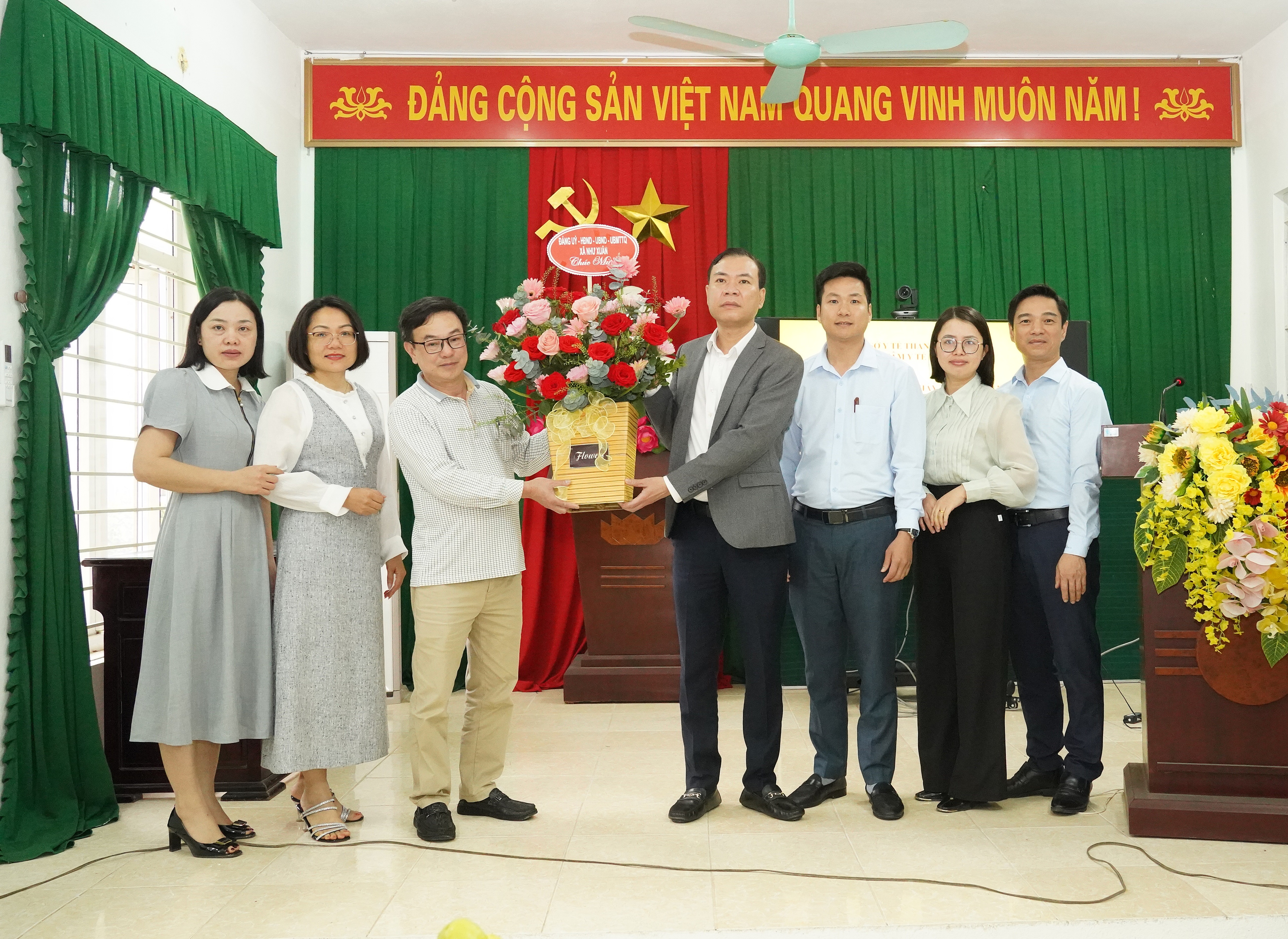 Các đồng chí lãnh đạo xã Như Xuân chúc mừng Trung tâm y tế Như Xuân nhân dịp kỷ niệm ngày thầy thuốc Việt Nam