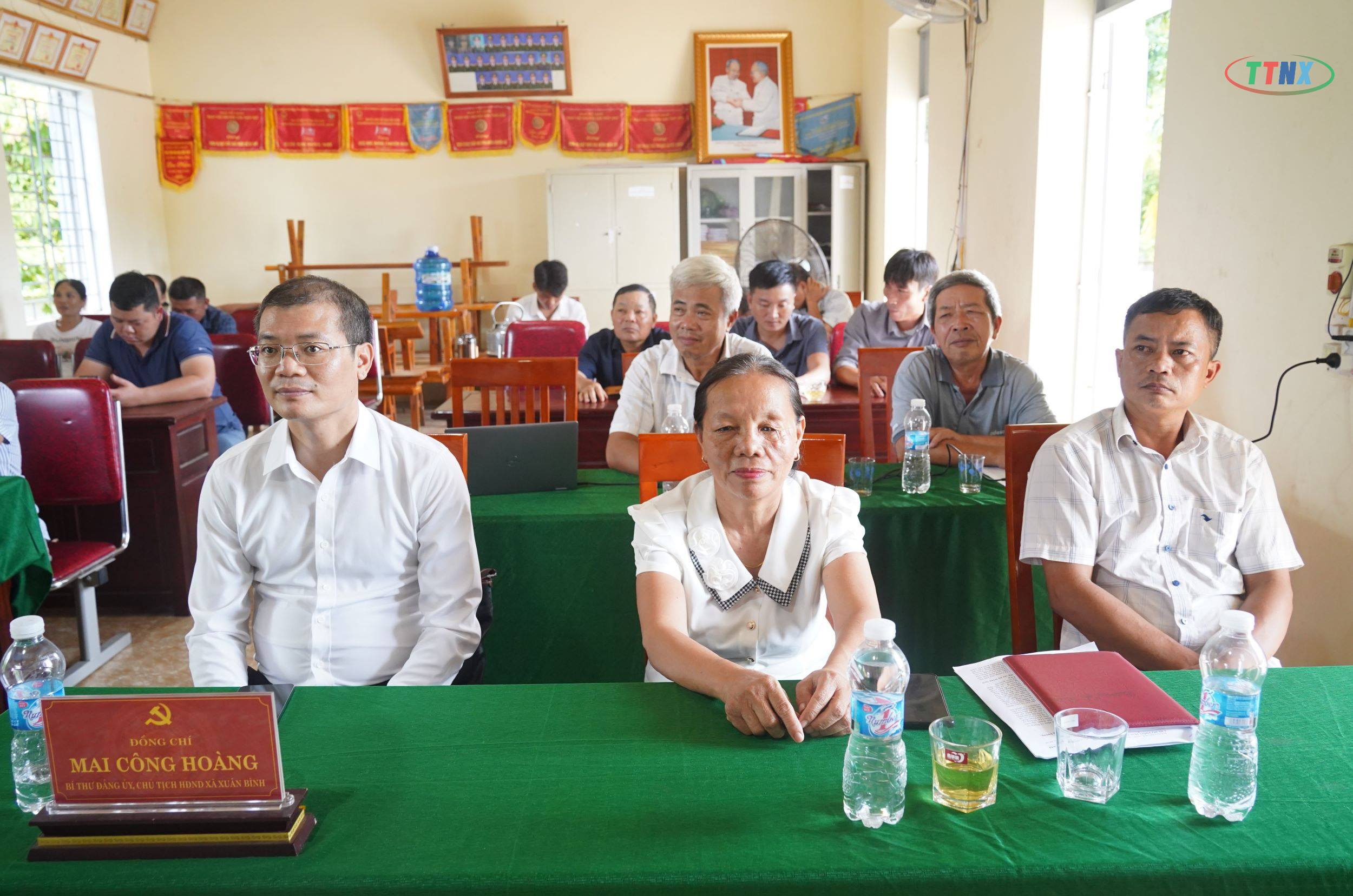 Đồng chí Mai Công Hoàng, Tỉnh ủy viên, Bí thư Đảng ủy, Chủ tịch HĐND xã Xuân Bình dự sinh hoạt Chi bộ thôn Mai Thắng 