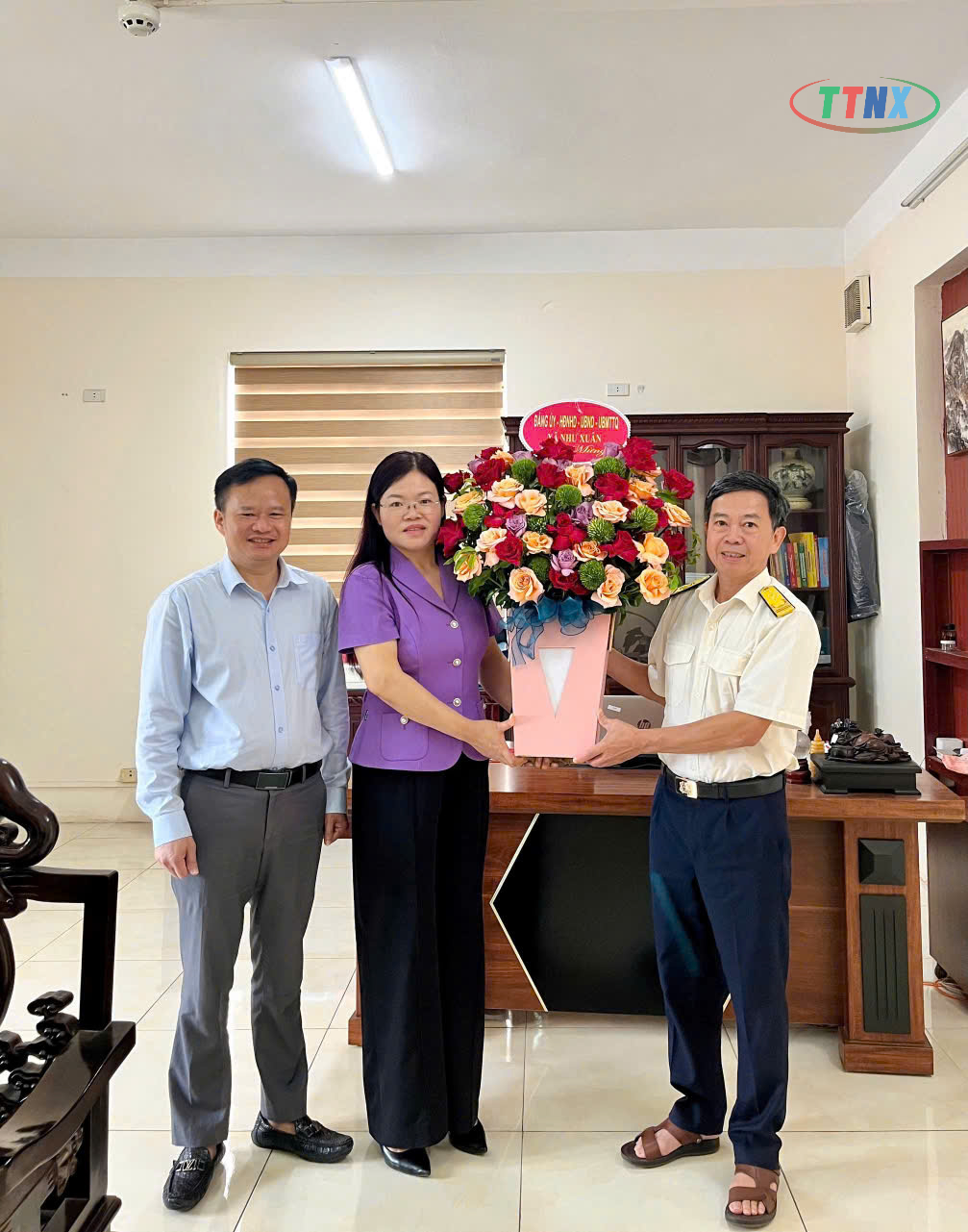 Các đồng chí lãnh đạo xã Như Xuân tặng hoa chúc mừng cơ quan Thuế cơ sở 12 tỉnh Thanh Hóa nhân dịp kỷ niệm 80 năm ngày truyền thống 