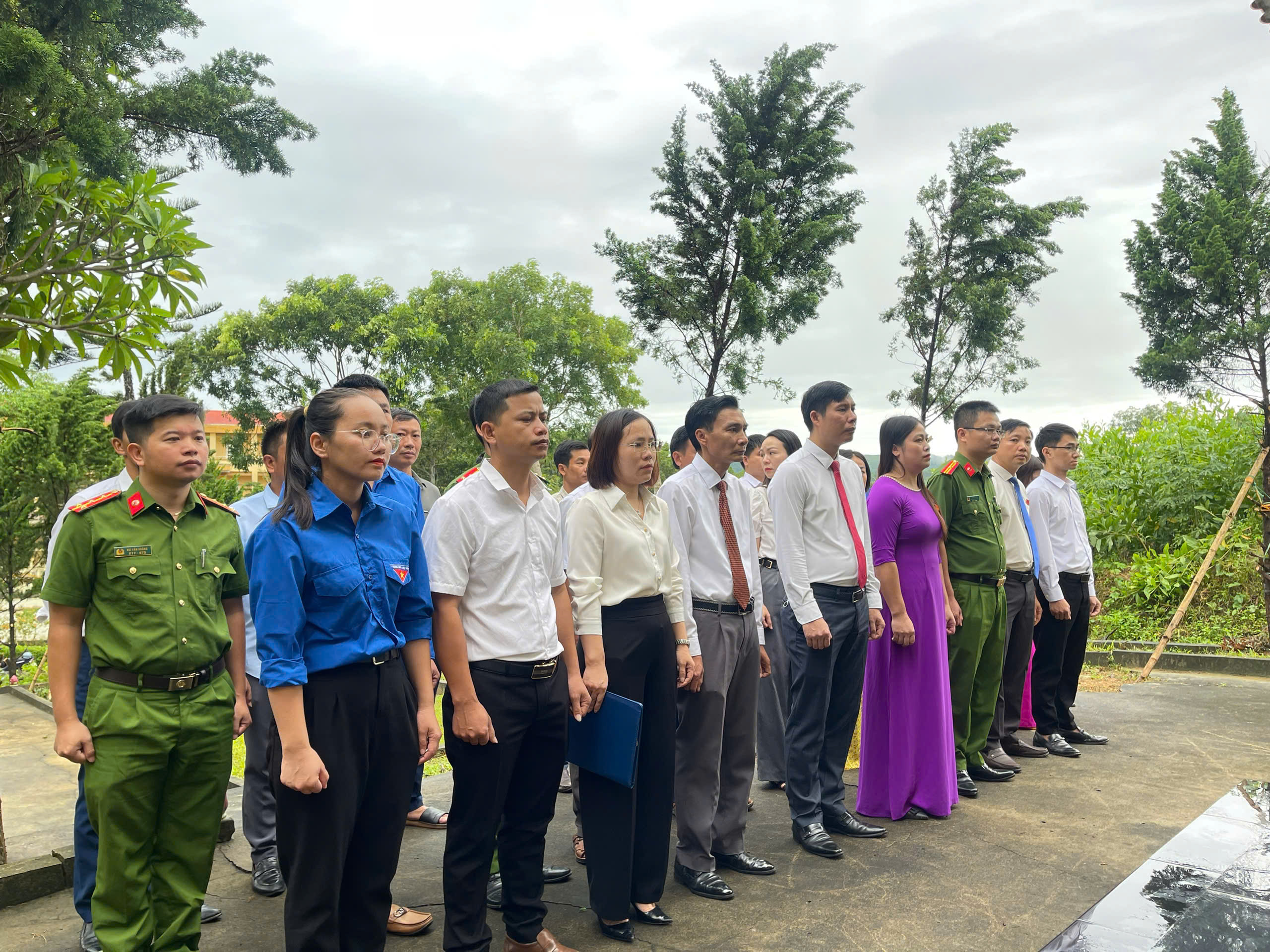 Các đồng chí lãnh đạo xã Thượng Ninh đến dâng hoa, dâng hương tại các Nhà bia tưởng niệm các anh hùng liệt sĩ trên địa bàn xã.
