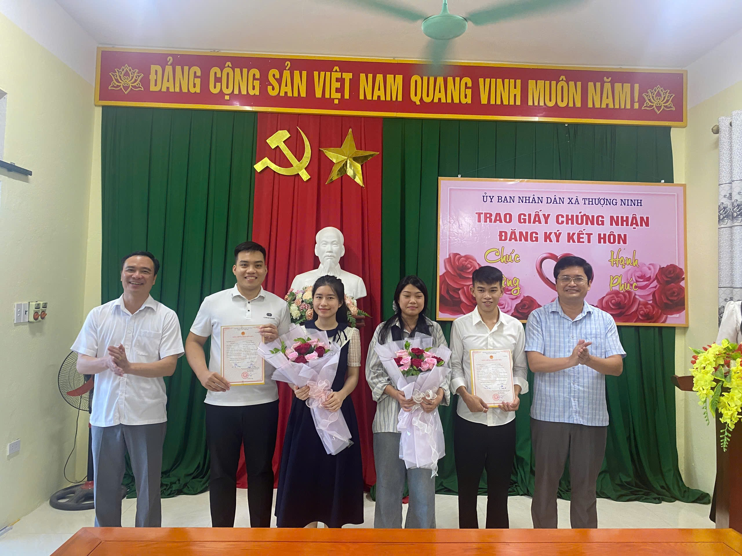 UBND xã Thượng Ninh trao giấy đăng ký chứng nhận kết hôn cho các cặp đôi