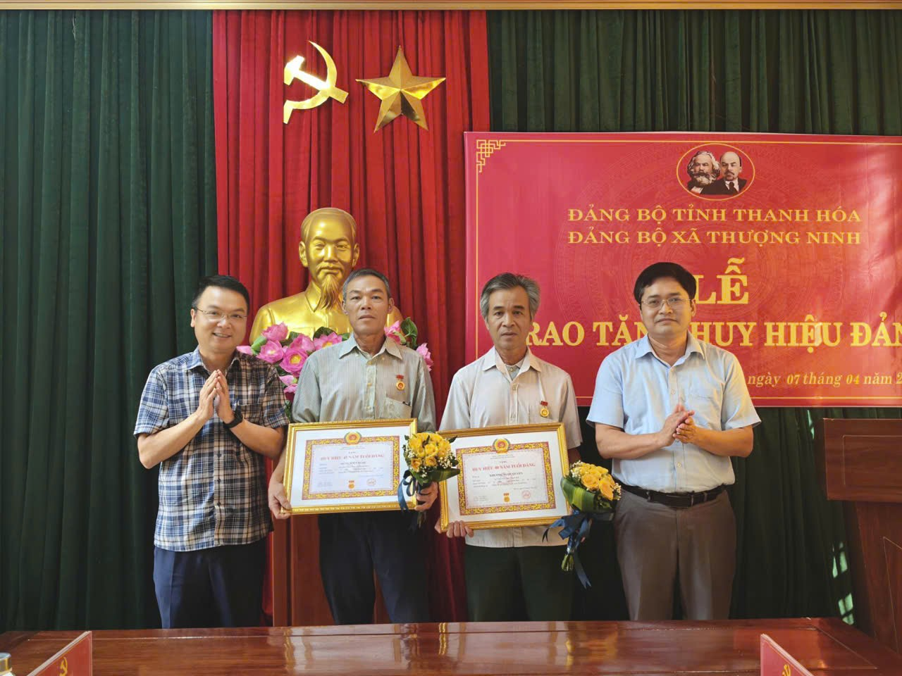 Đảng ủy xã Thượng Ninh trao Huy hiệu Đảng cho các đảng viên tròn 40 và 45 năm tuổi Đảng