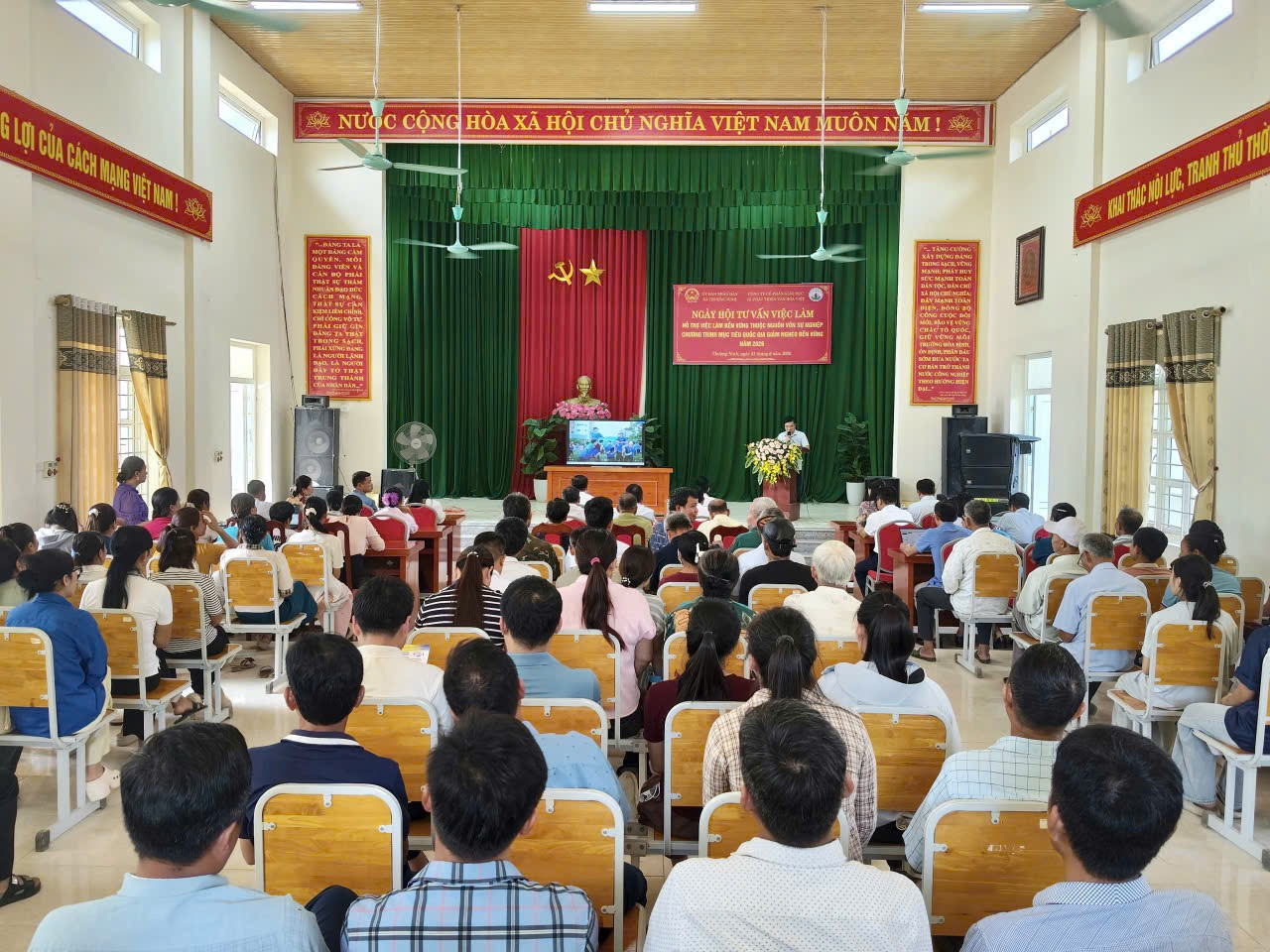 Xã Thượng Ninh: gần 200 người tham gia phiên giao dịch, tư vấn, giới thiệu việc làm cho người lao động