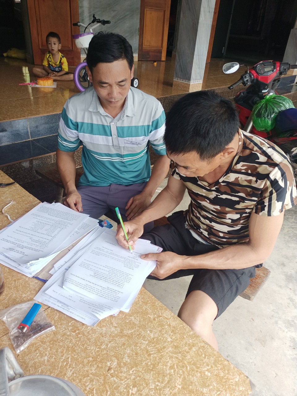CÁC HỘ KÝ BIÊN BẢN HIẾN ĐẤT.jpg