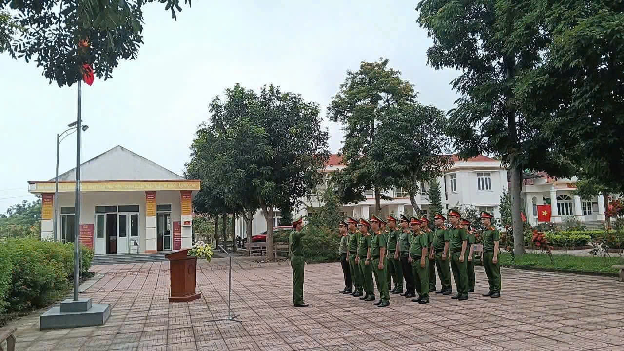 Công an xã Hoá Quỳ tổ chức buổi chào cờ đầu tiên sau sáp nhập – Khẳng định tinh thần đoàn kết, kỷ cương và phục vụ nhân dân.