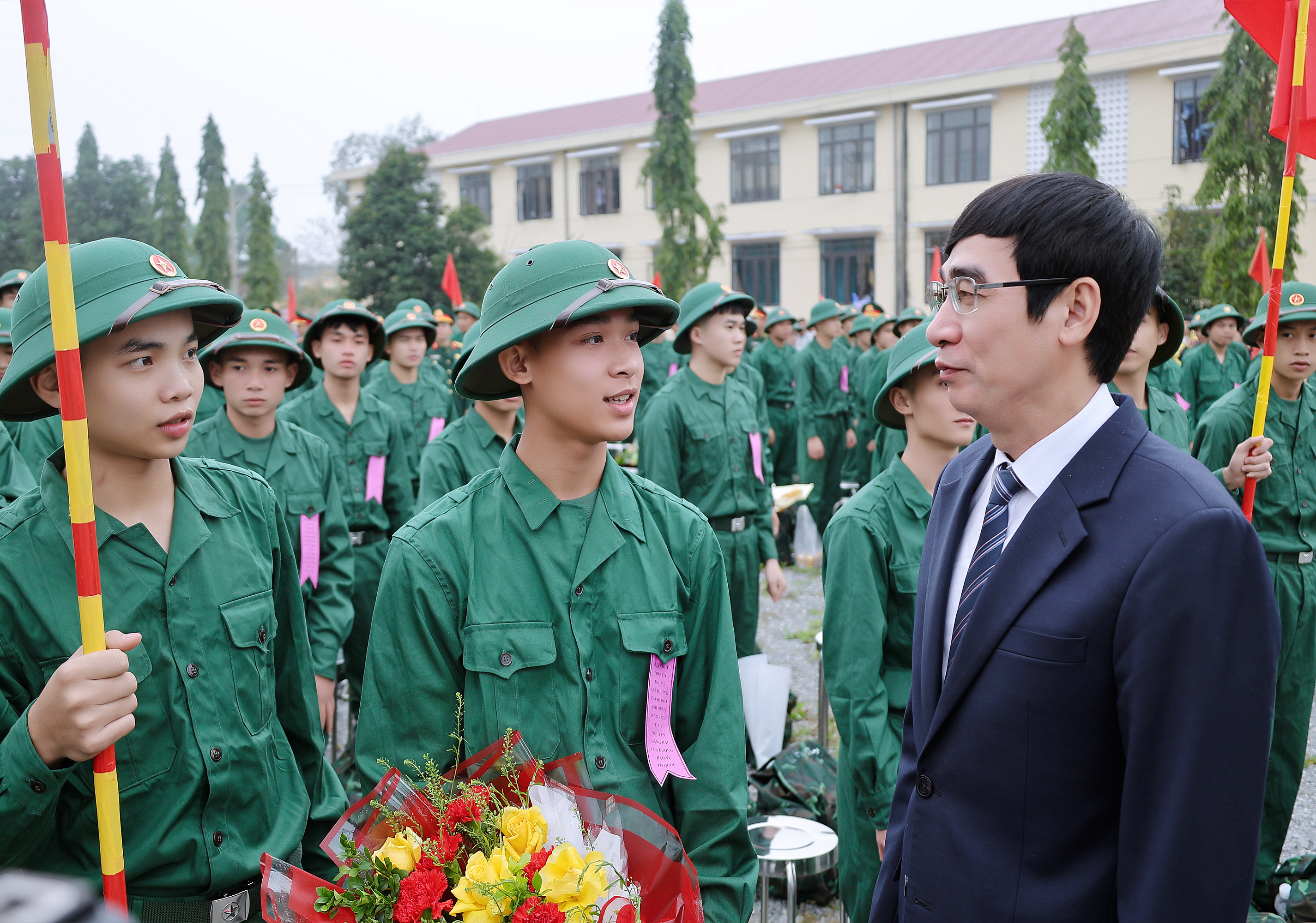 Thanh niên các địa phương hăng hái lên đường nhập ngũ năm 2026