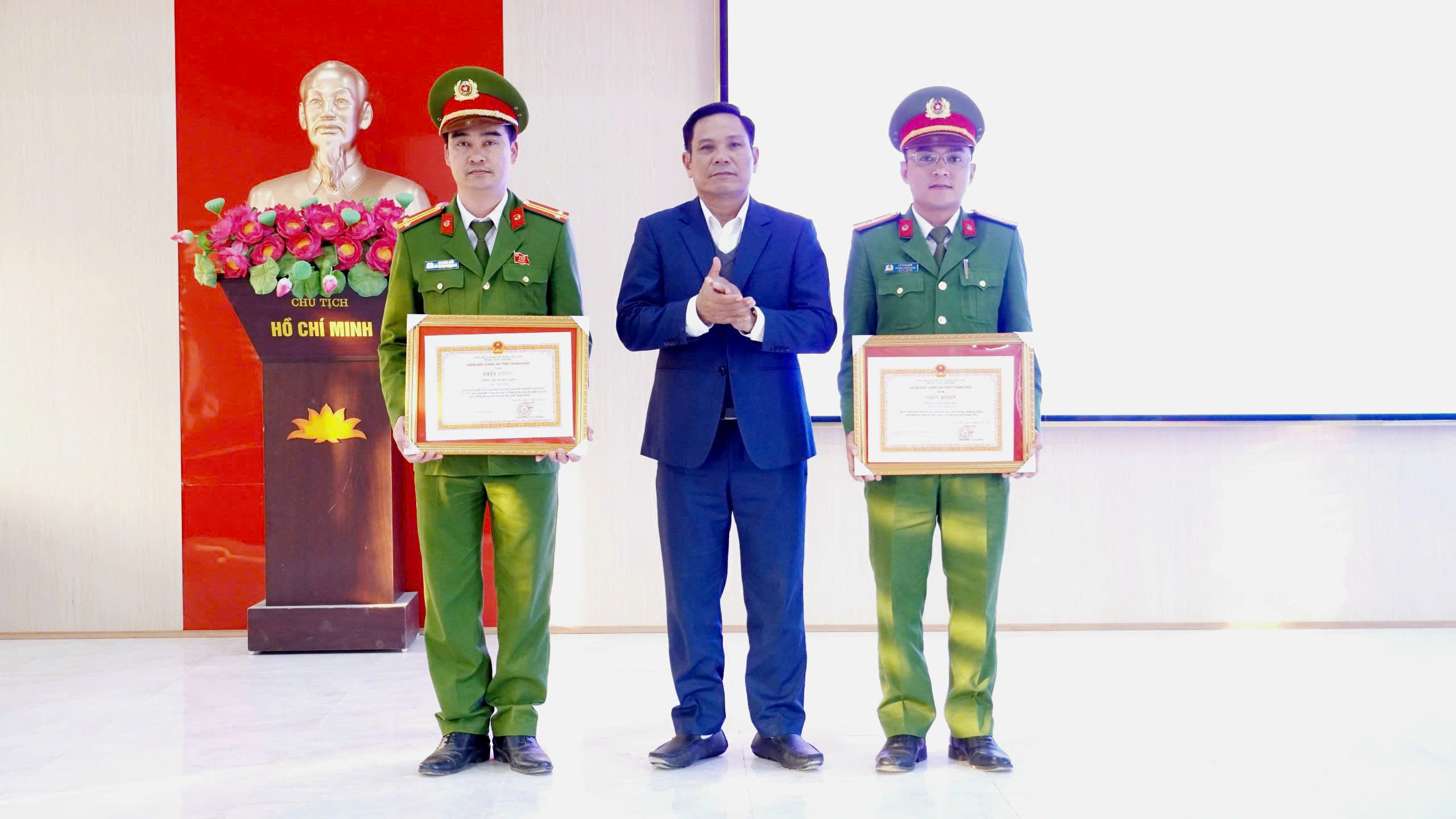 Anh-tin-bai