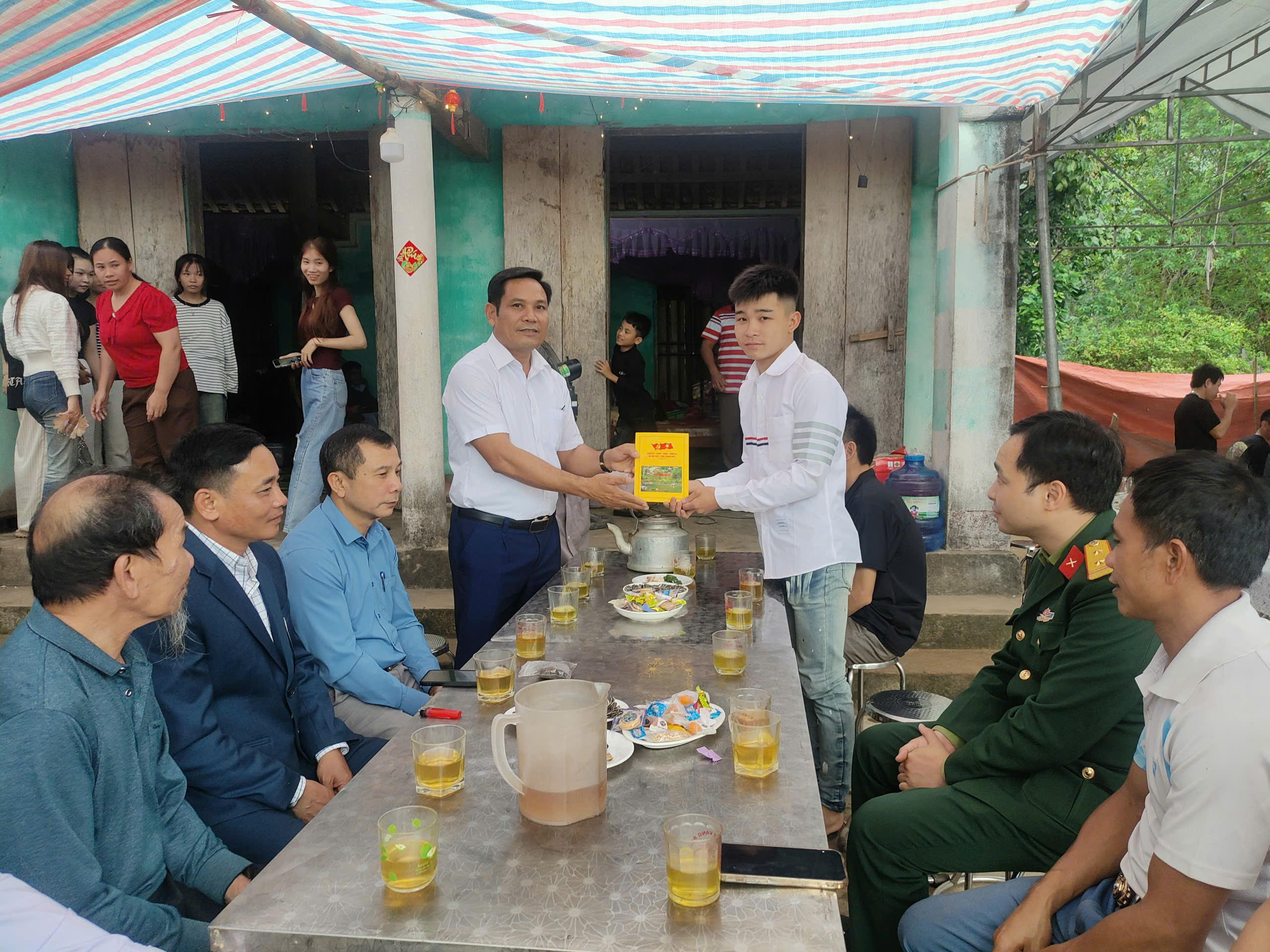 Đồng chí Dương Văn Mến, Phó Bí thư Thường trực Đảng ủy xã Hoá Quỳ thăm hỏi, động viên và trao quà cho Tân binh Lê Văn Bằng thôn Xóm Chuối.