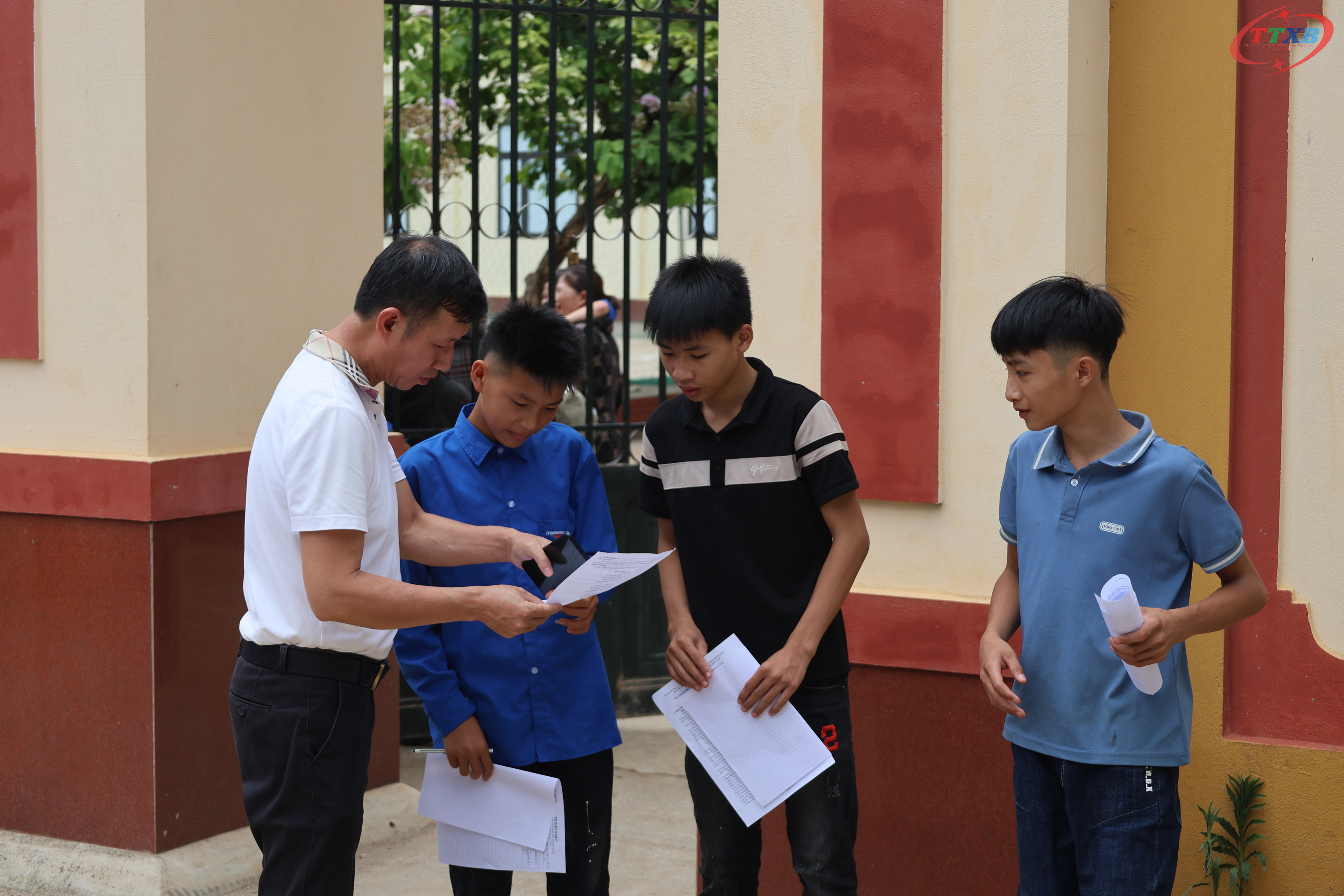 Anh-tin-bai