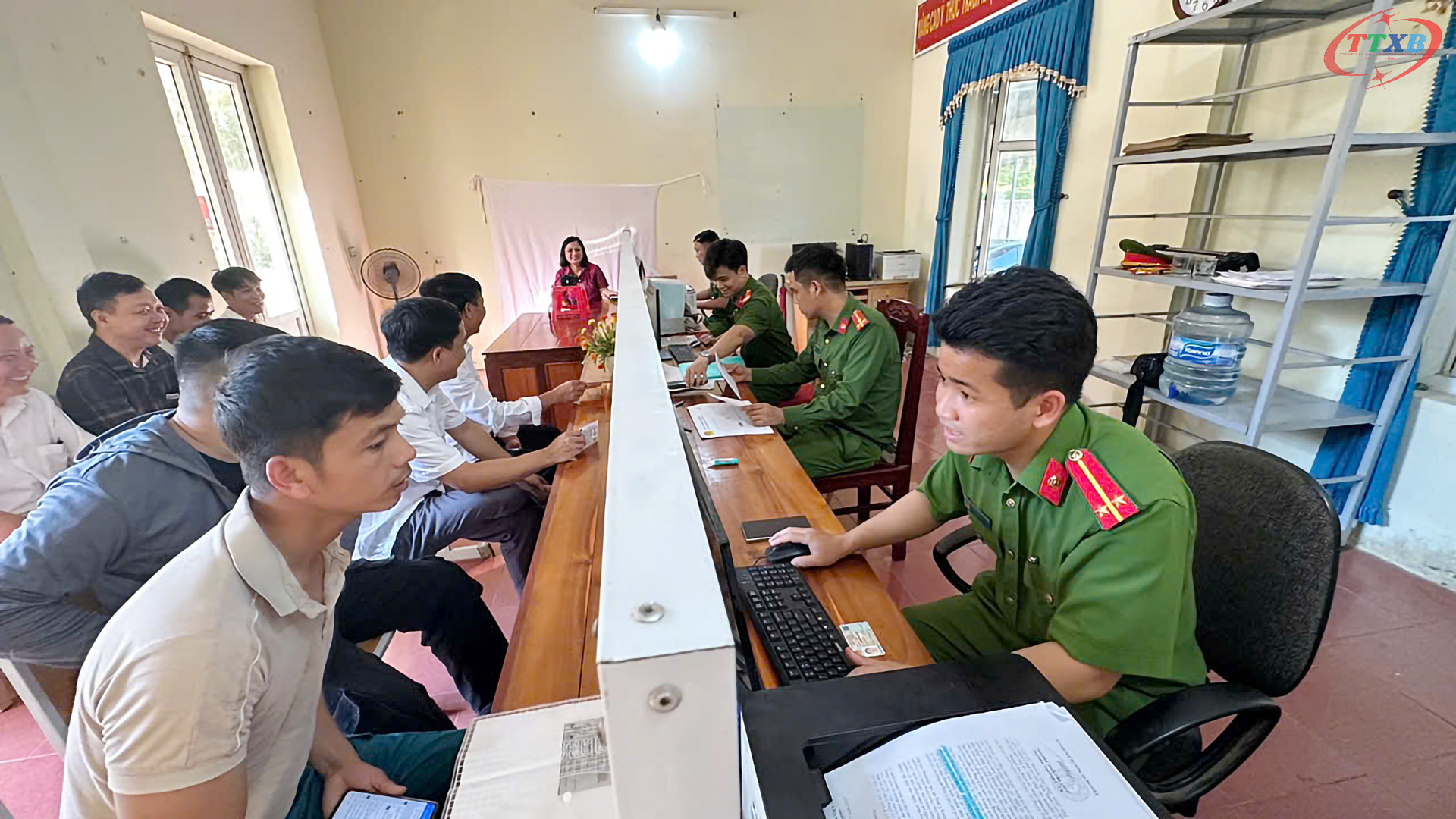Công an xã Xuân Bình thực hiện cao điểm cấp đổi thẻ Đảng viên gắn chip.