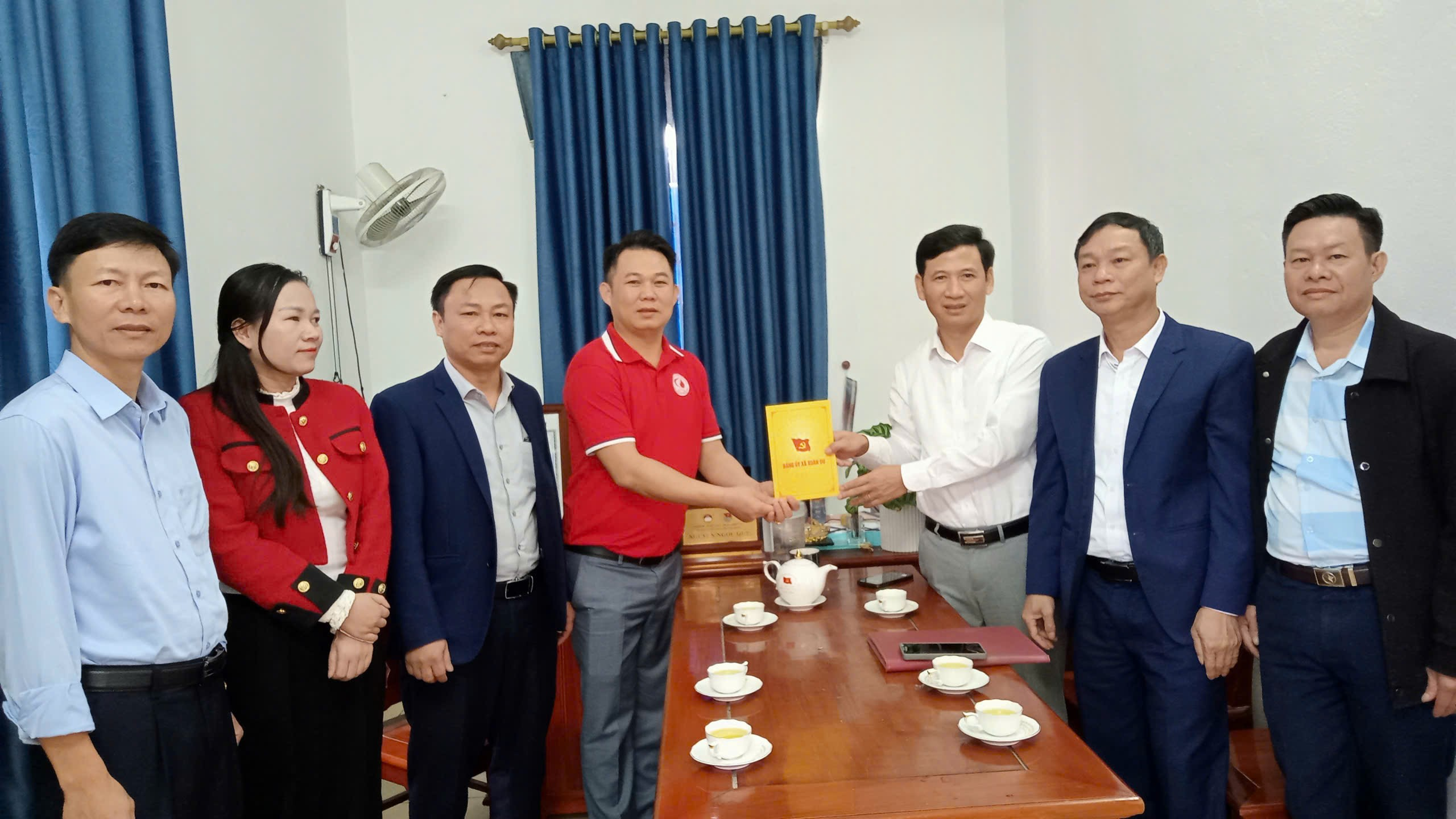 Lãnh đạo xã Xuân Du thăm hỏi, động viên Câu lạc bộ hiến máu nhân đạo “Giọt hồng tia sáng”