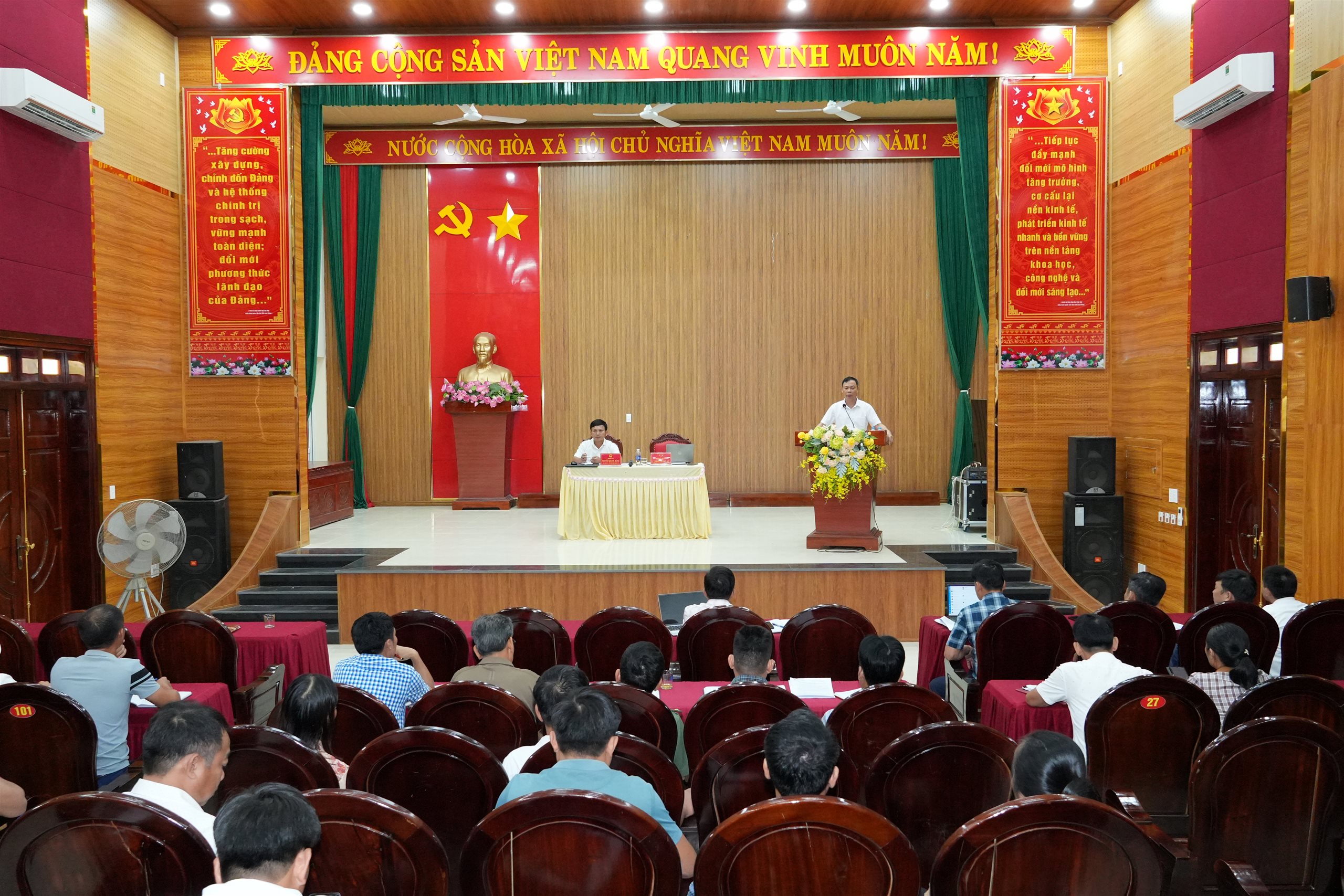 UBND XÃ XUÂN DU TRIỂN KHAI NHIỆM VỤ SẢN XUẤT VỤ ĐÔNG, TIÊM PHÒNG GIA SÚC, GIA CẦM VÀ BẢO ĐẢM VỆ SINH MÔI TRƯỜNG