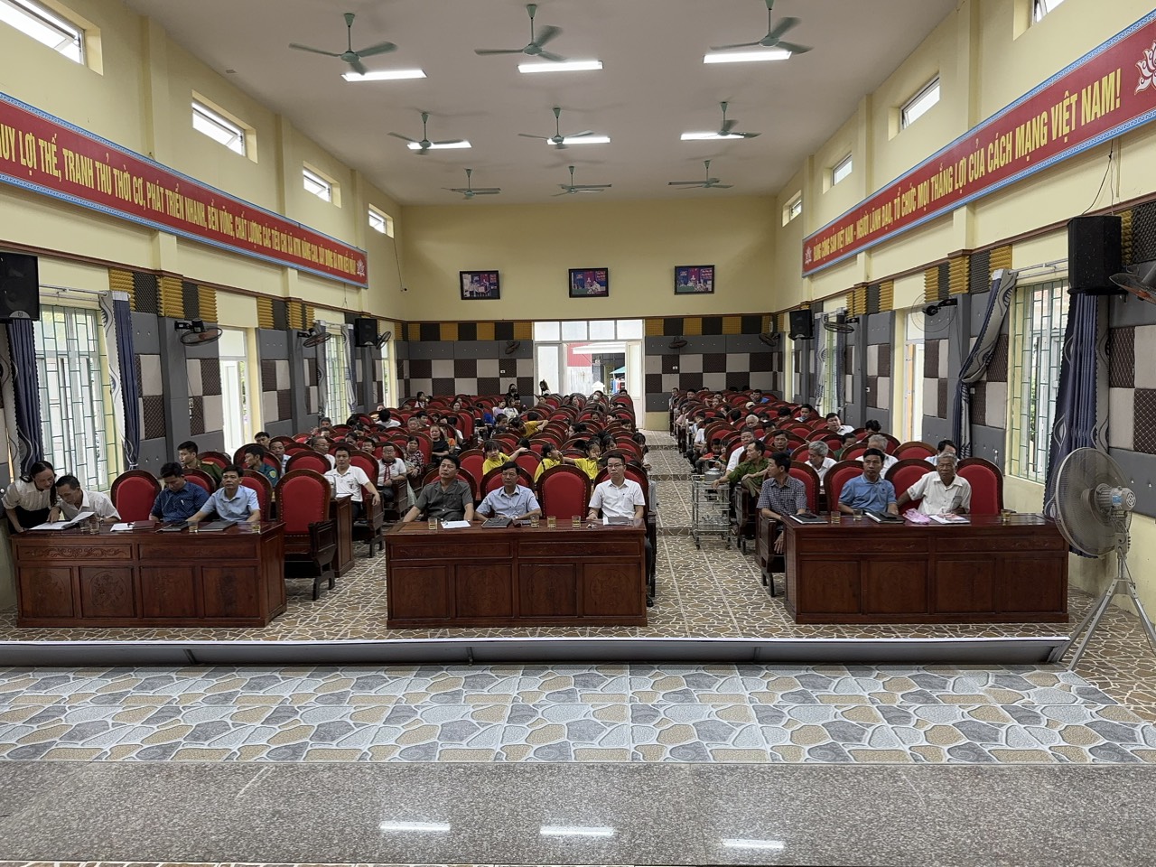 khuyens học.jpg