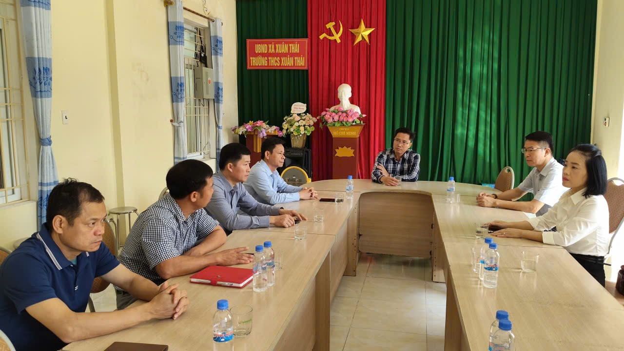 Lãnh đạo xã Xuân Thái thăm, động viên thầy và trò Trường THCS Xuân Thái trước kỳ thi vào lớp 10