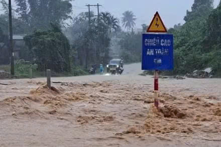 Mưa lớn, lũ tiếp tục diễn biến phức tạp ở Bắc Bộ và Bắc Trung Bộ