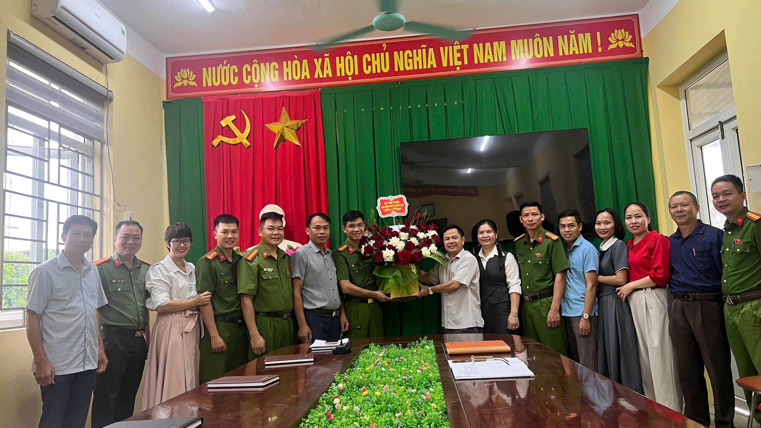 MTTQ xã Mậu Lâm thăm tặng quà chúc mừng công an xã nhân dịp 80 năm ngày truyền thống công an nhân dân 
