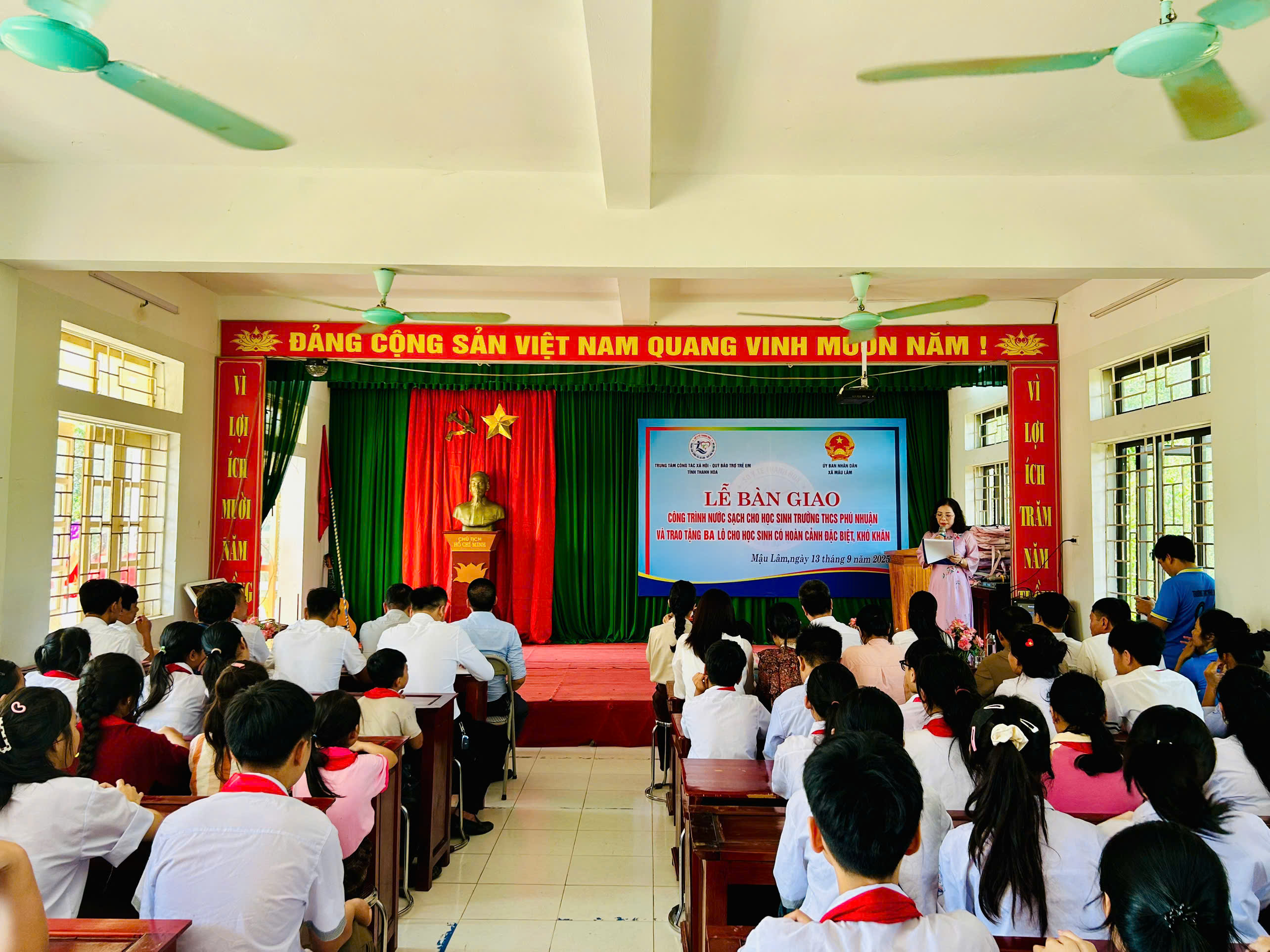 TRAO TẶNG CÔNG TRÌNH NƯỚC SẠCH VÀ QUÀ CHO HỌC SINH TRƯỜNG THCS PHÚ NHUẬN XÃ MẬU LÂM