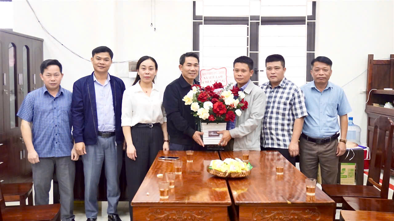 ĐẢNG ỦY, HĐND, UBND, ỦY BAN MTTQ XÃ MẬU LÂM THĂM, CHÚC MỪNG BAN CHỈ HUY QUÂN SỰ XÃ NHÂN NGÀY THÀNH LẬP QUÂN ĐỘI NHÂN DÂN VIỆT NAM