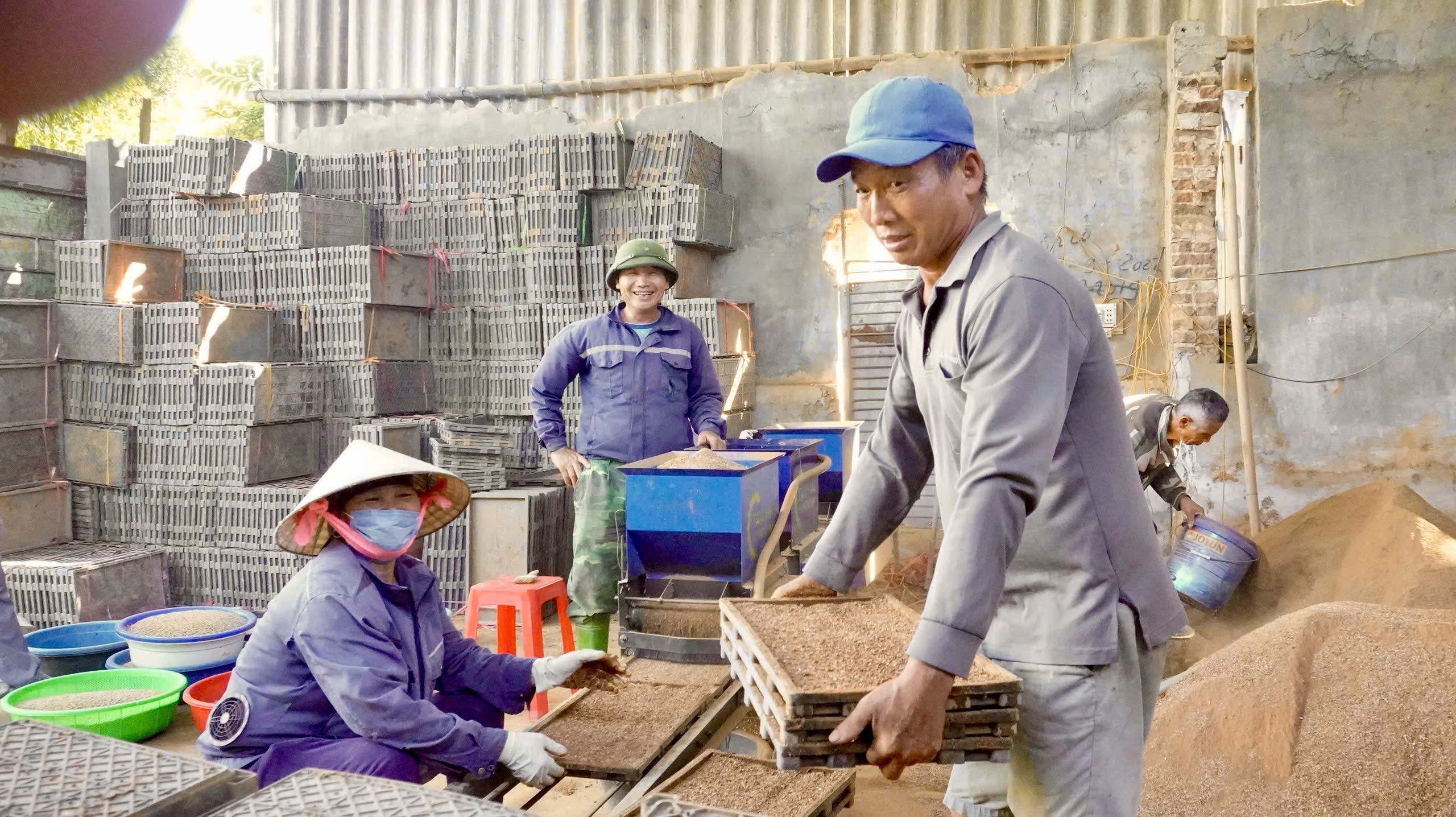 NÔNG DÂN MẬU LÂM TIÊN PHONG ĐƯA CƠ GIỚI HÓA VÀO SẢN XUẤT NÔNG NGHIỆP.