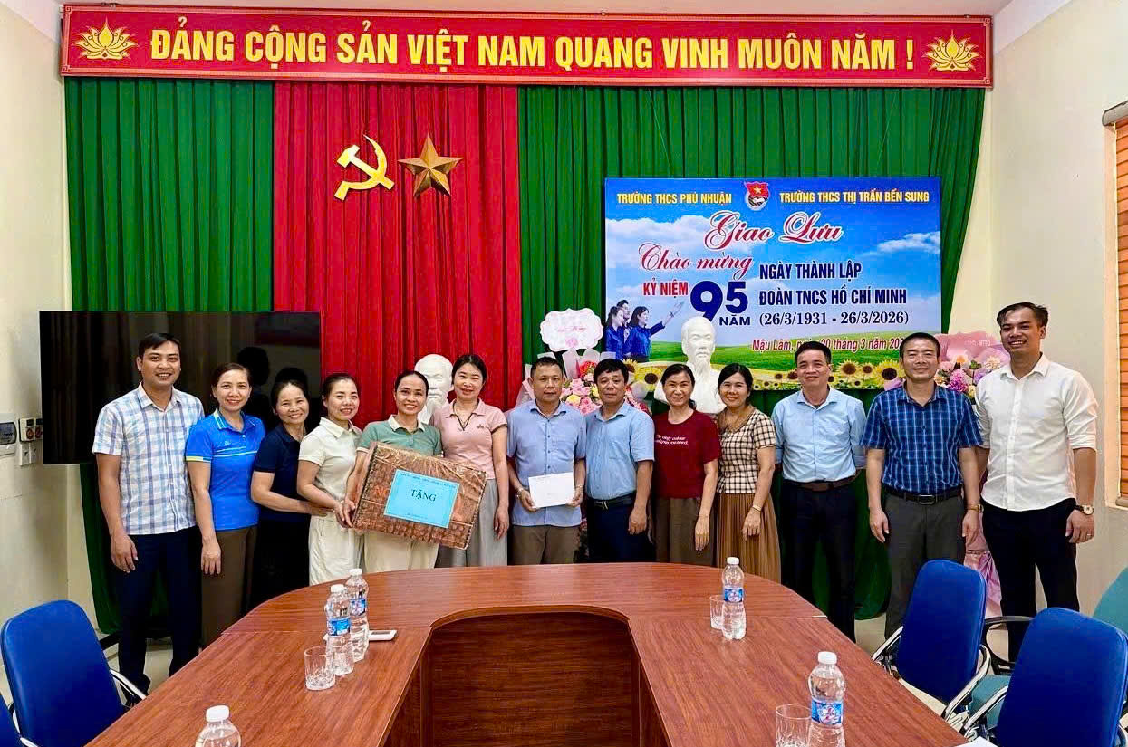 Lãnh đạo xã Mậu Lâm động viên học sinh lớp 9 trước kỳ thi quan trọng.