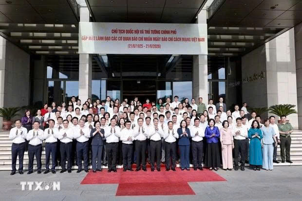Thủ tướng Chính phủ và Chủ tịch Quốc hội gặp mặt lãnh đạo các cơ quan báo chí.