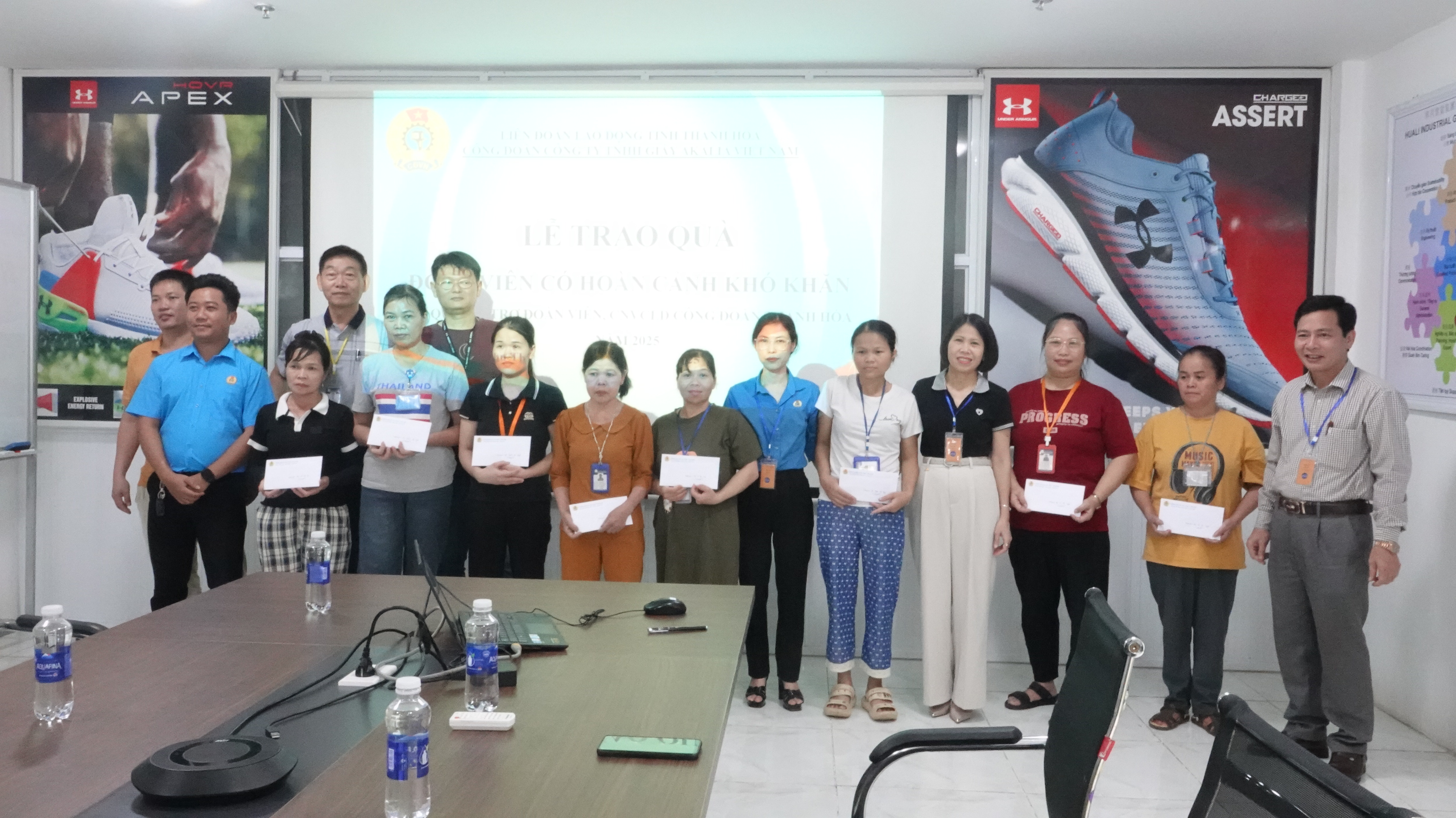 Công đoàn xã Như Thanh trao quà hỗ trợ đoàn viên có hoàn cảnh khó khăn tại Công ty Trách nhiệm hữu hạn giầy Akalia Việt Nam 