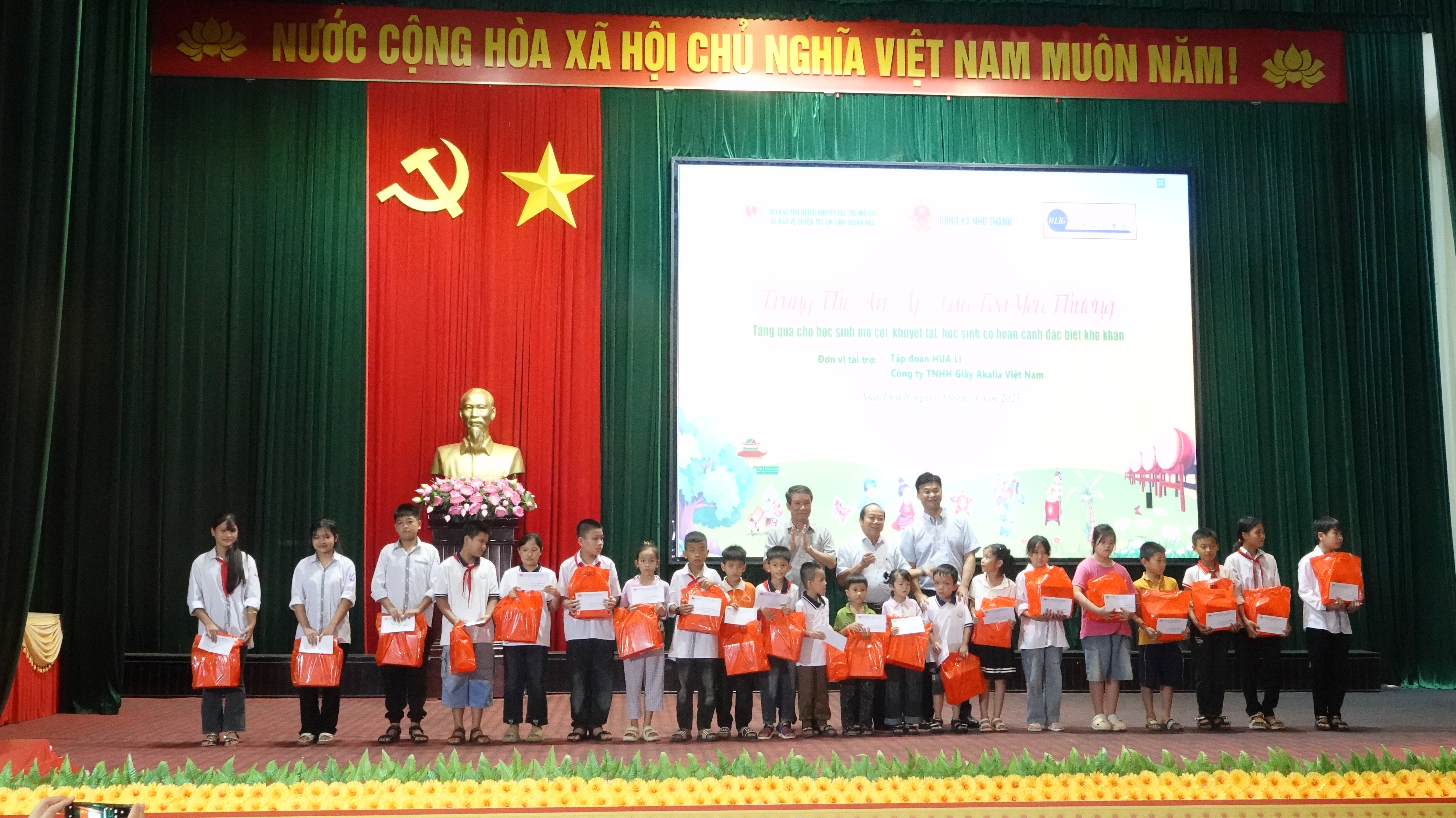 Tập đoàn Hua Li; Hội Bảo trợ Người khuyết tật, Trẻ mồ côi và Bảo vệ quyền trẻ em tỉnh Thanh Hóa phối hợp với Ủy ban nhân dân xã Như Thanh tổ chức chương trình “Trung thu ấm áp – Lan tỏa yêu thương”.