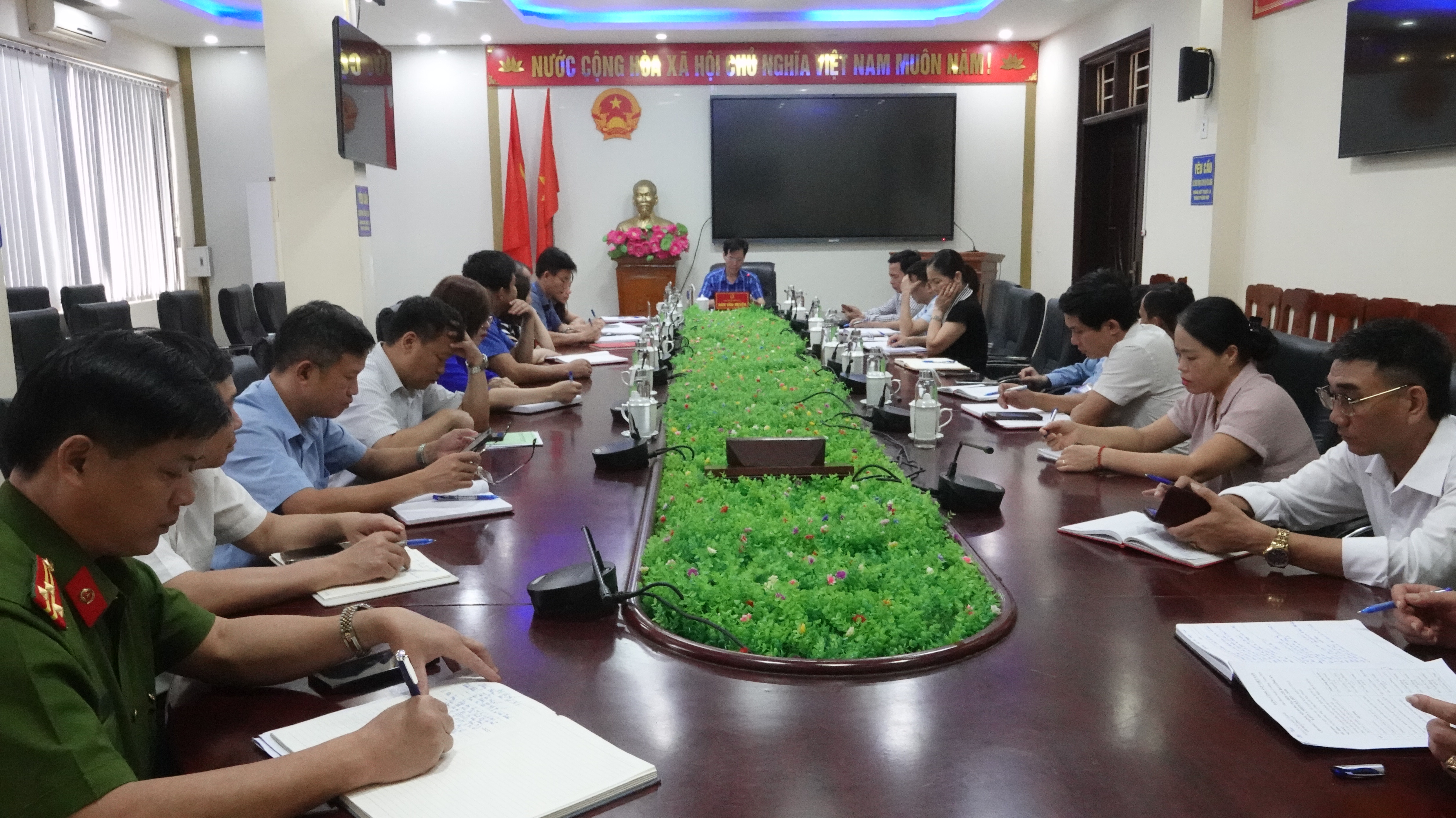 Ban Chỉ huy phòng chống thiên tai, tìm kiếm cứu nạn cứu hộ và phòng thủ dân sự xã Như Thanh, họp bàn các phương án ứng phó với bão số 3.