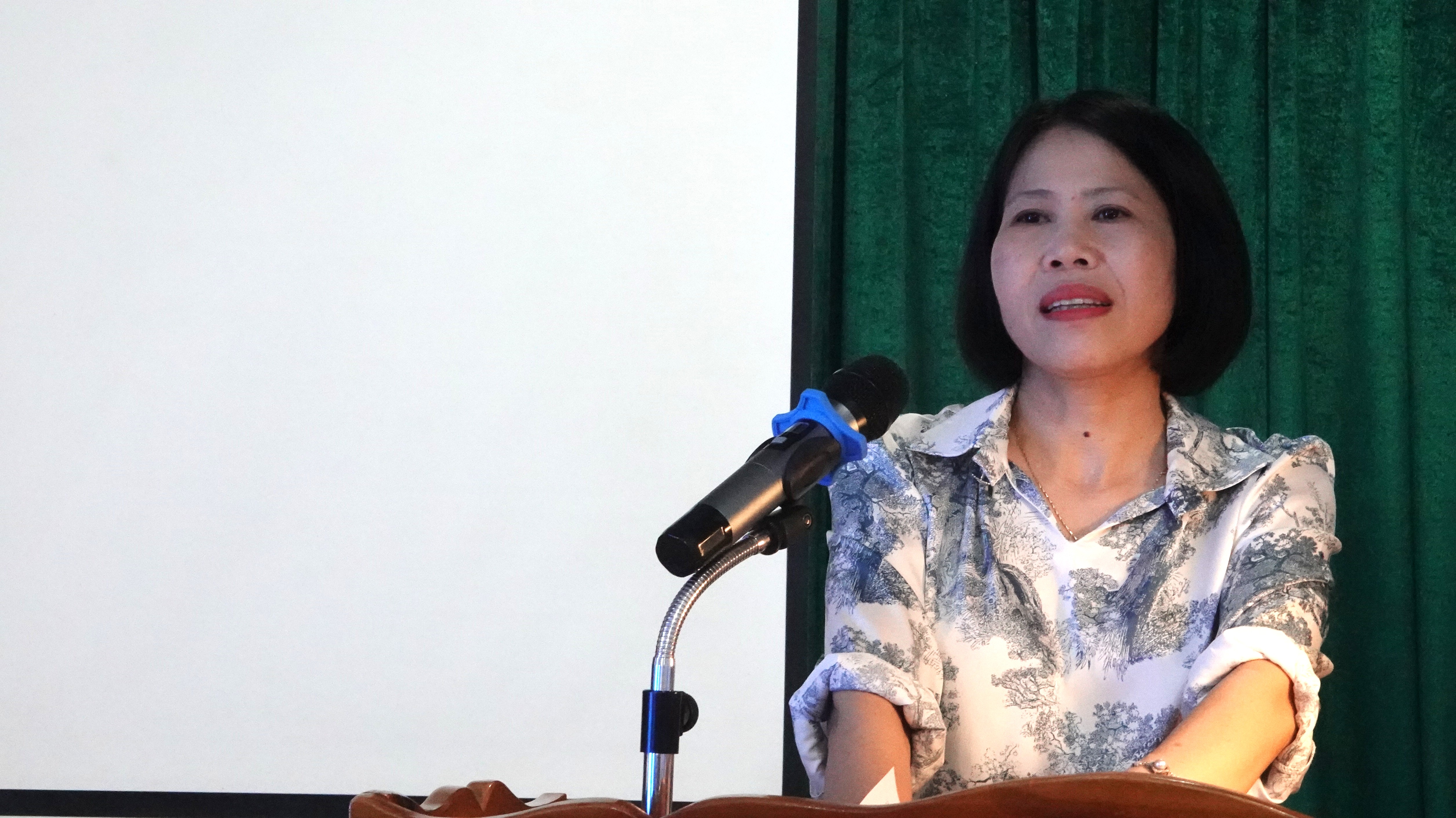 Đồng chí Lê Thúy Lan, Phó Bí thư Thường trực Đảng uỷ, Chủ tịch HĐND xã trực tiếp thông tin tình hình kinh tế - xã hội, quốc phòng – an ninh tại lớp bồi dưỡng lý luận chính trị đợt II năm 2025