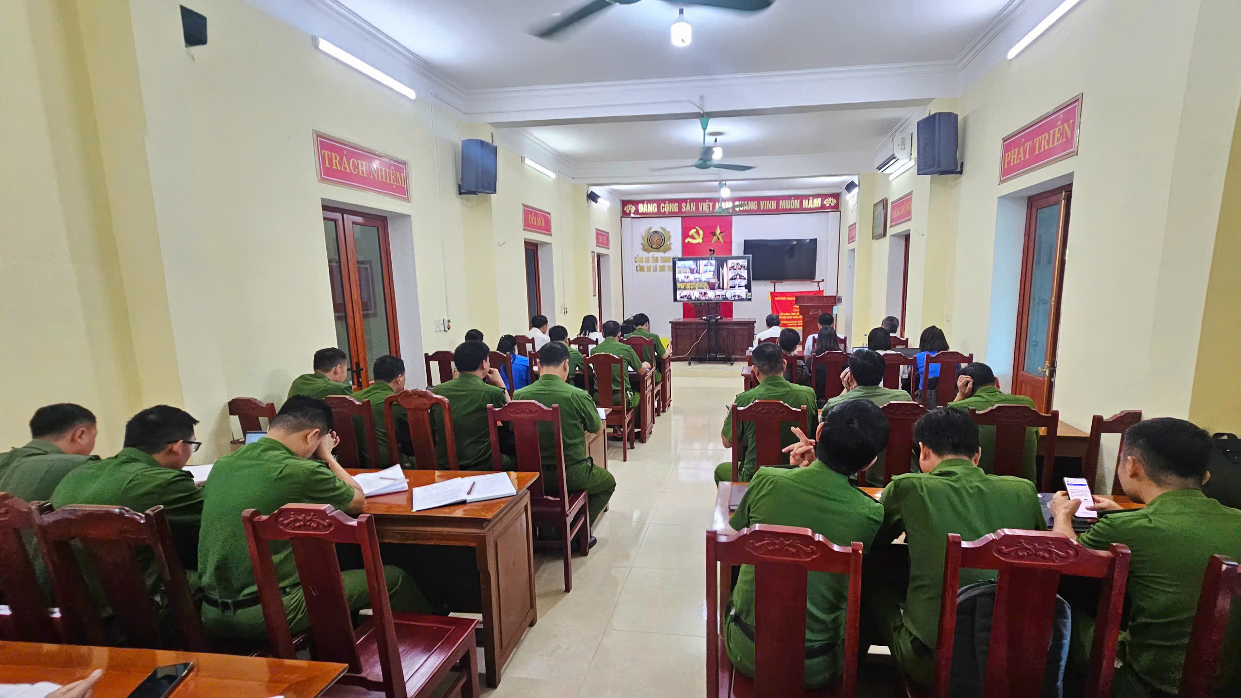 Công an tỉnh Thanh Hóa đối thoại với công an xã phường năm 2025.