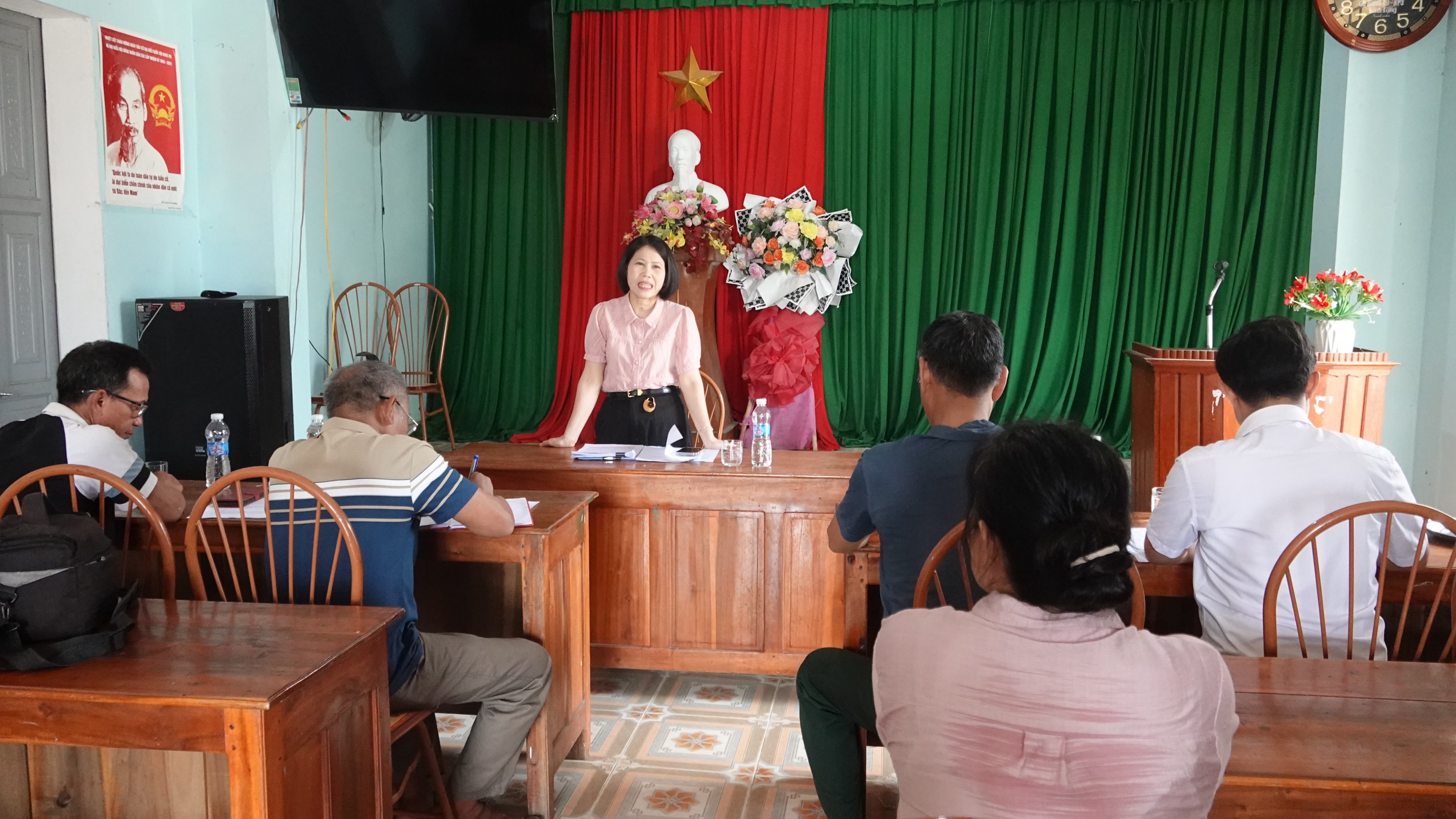 Đồng chí Phó Bí Thư Thường trực Đảng uỷ Lê Thúy Lan làm việc với các thôn triển khai lấy ý kiến Nhân dân về sắp xếp thôn.