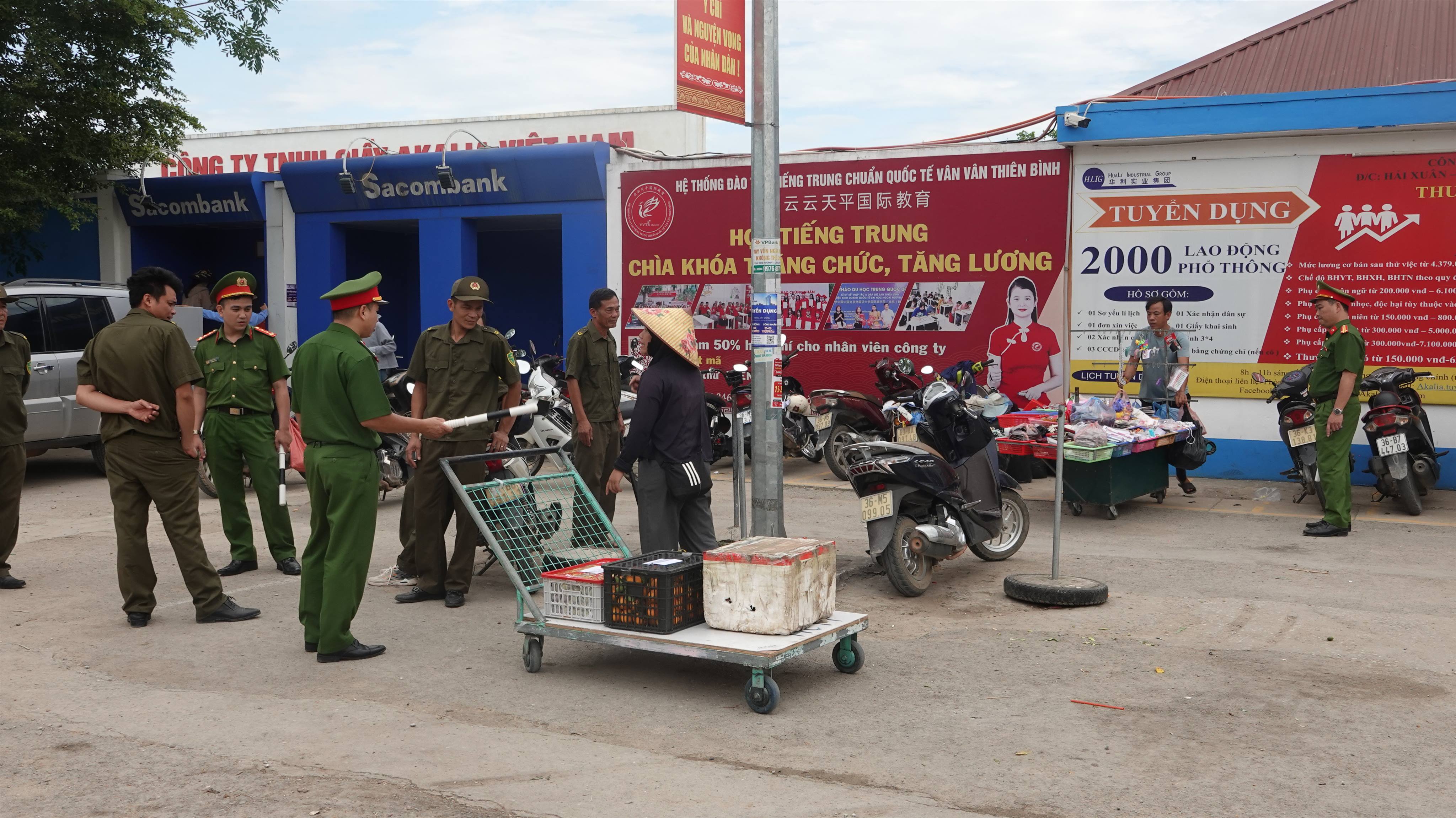 Xã Như Thanh tăng cường giải tỏa hành lang an toàn giao thông khu vực cổng Công ty Giầy Akalia