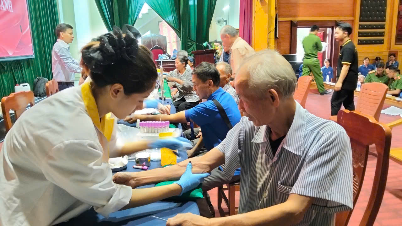 Công an xã Như Thanh phối hợp tổ chức lấy mẫu sinh phẩm ADN cho gần 500 thân nhân liệt sĩ