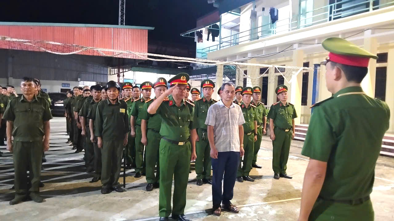 Công an xã Như Thanh tổ chức lễ ra quân thực hiện nhiệm vụ tổng kiểm tra, kiểm soát hành chính vào ban đêm trên địa bàn toàn xã.
